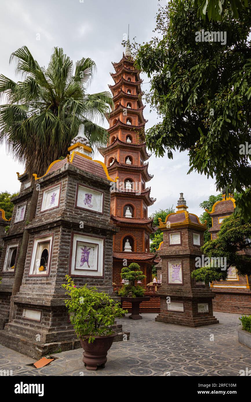 Hanoi, Vietnam - 28 maggio 2023: La Pagoda Tran Quoc, situata su una piccola isola del Lago Ovest di Hanoi, è un antico tempio buddista noto per i suoi ricchi Foto Stock