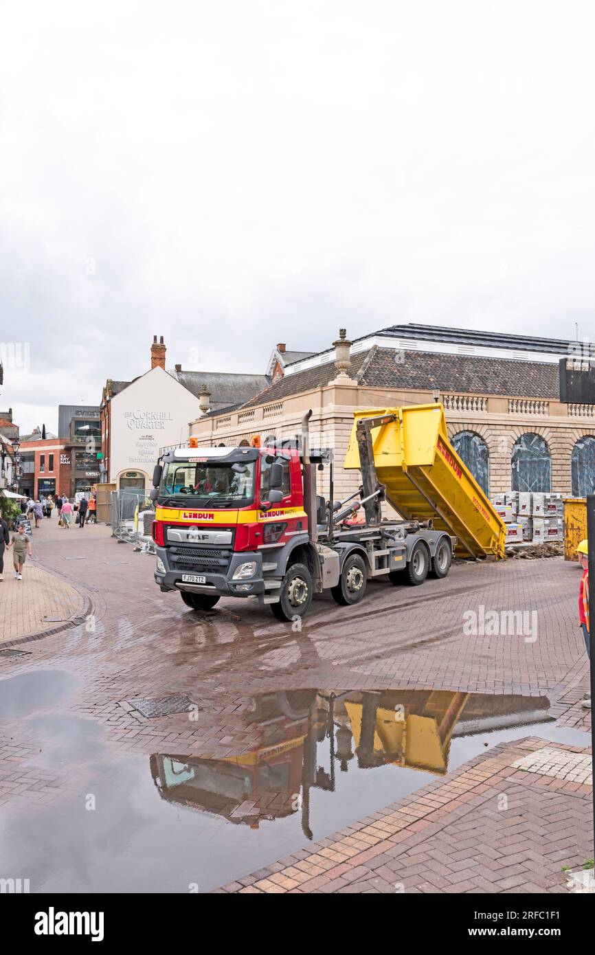 Il camion di rifiuti Lindum che raccoglie l'intero cantiere, City Square Waterside South, Lincoln City, Lincolnshire, Inghilterra, Regno Unito Foto Stock
