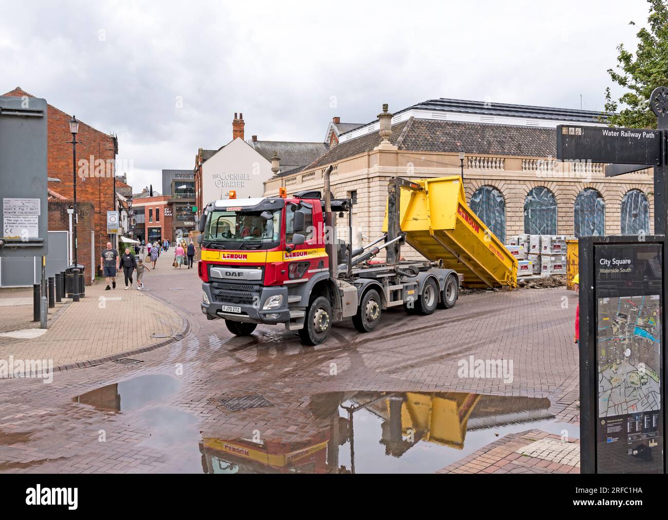 Il camion di rifiuti Lindum che raccoglie l'intero cantiere, City Square Waterside South, Lincoln City, Lincolnshire, Inghilterra, Regno Unito Foto Stock