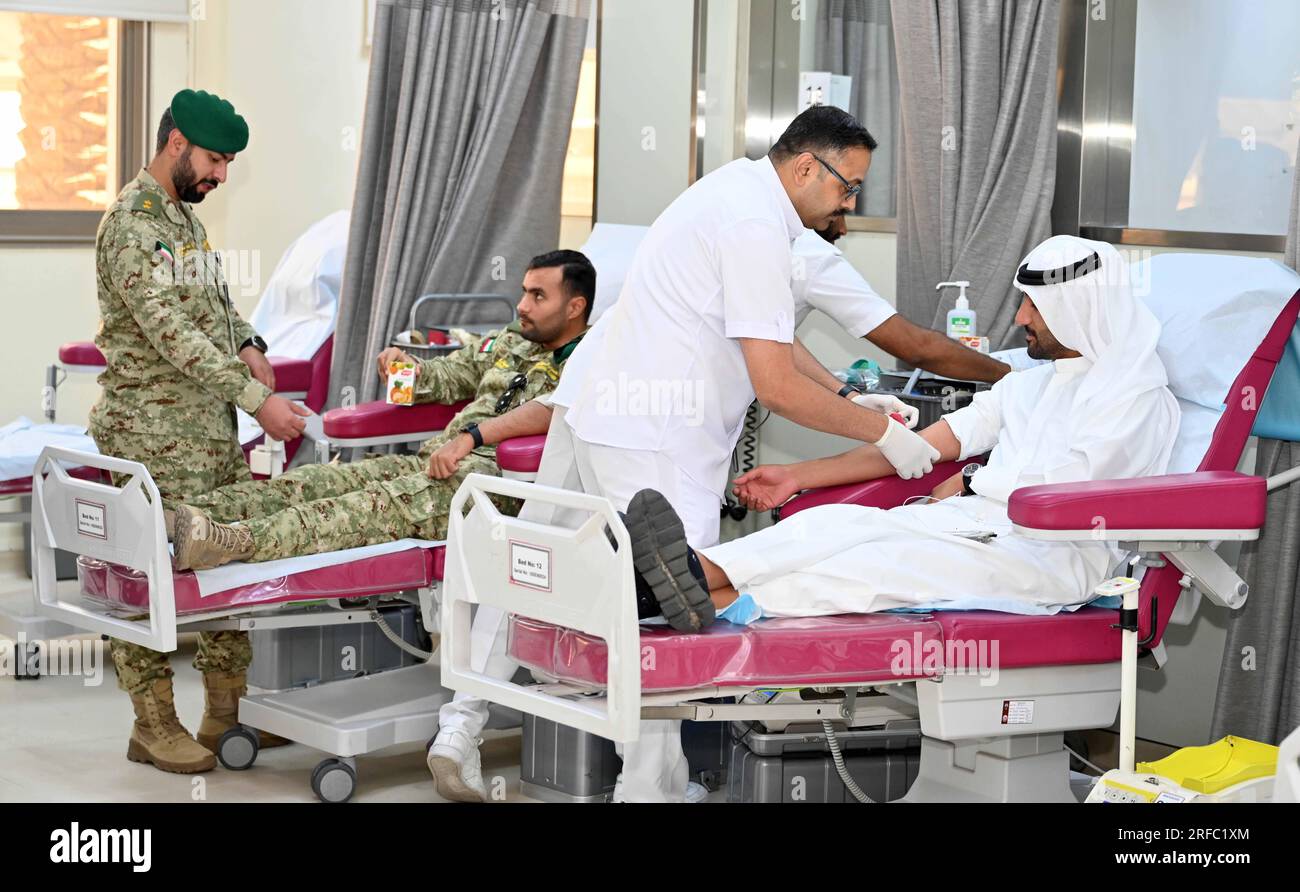 Governatorato di Hawalli, Kuwait. 2 agosto 2023. Le persone partecipano a una campagna annuale di donazione di sangue nel Governatorato di Hawalli, Kuwait, 2 agosto 2023. Il Ministero della salute del Kuwait ha lanciato la sua campagna annuale di donazione di sangue mercoledì, in occasione dell'anniversario dell'invasione irachena in Kuwait e dei sacrifici dei suoi martiri. Credito: Asad/Xinhua/Alamy Live News Foto Stock