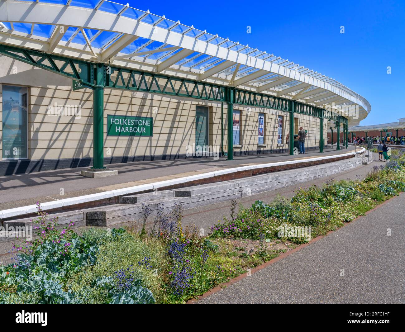 Stazione del porto di Folkestone. Originariamente per il Boat Train per la Francia. Con negozi, bar e ristoranti e una moderna piantagione di mare tra i sentieri. Foto Stock