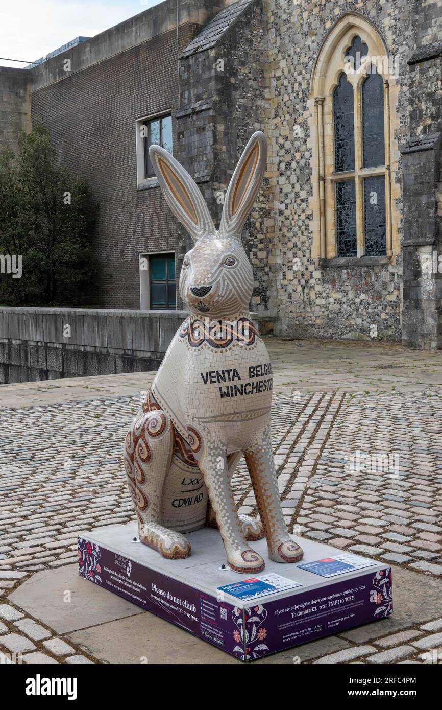 Hares of Hampshire Art Trail Winchester Inghilterra 2022, Lepus Roman Hare di Emma Abel di Abelmosiacs a Great Hall Square Foto Stock
