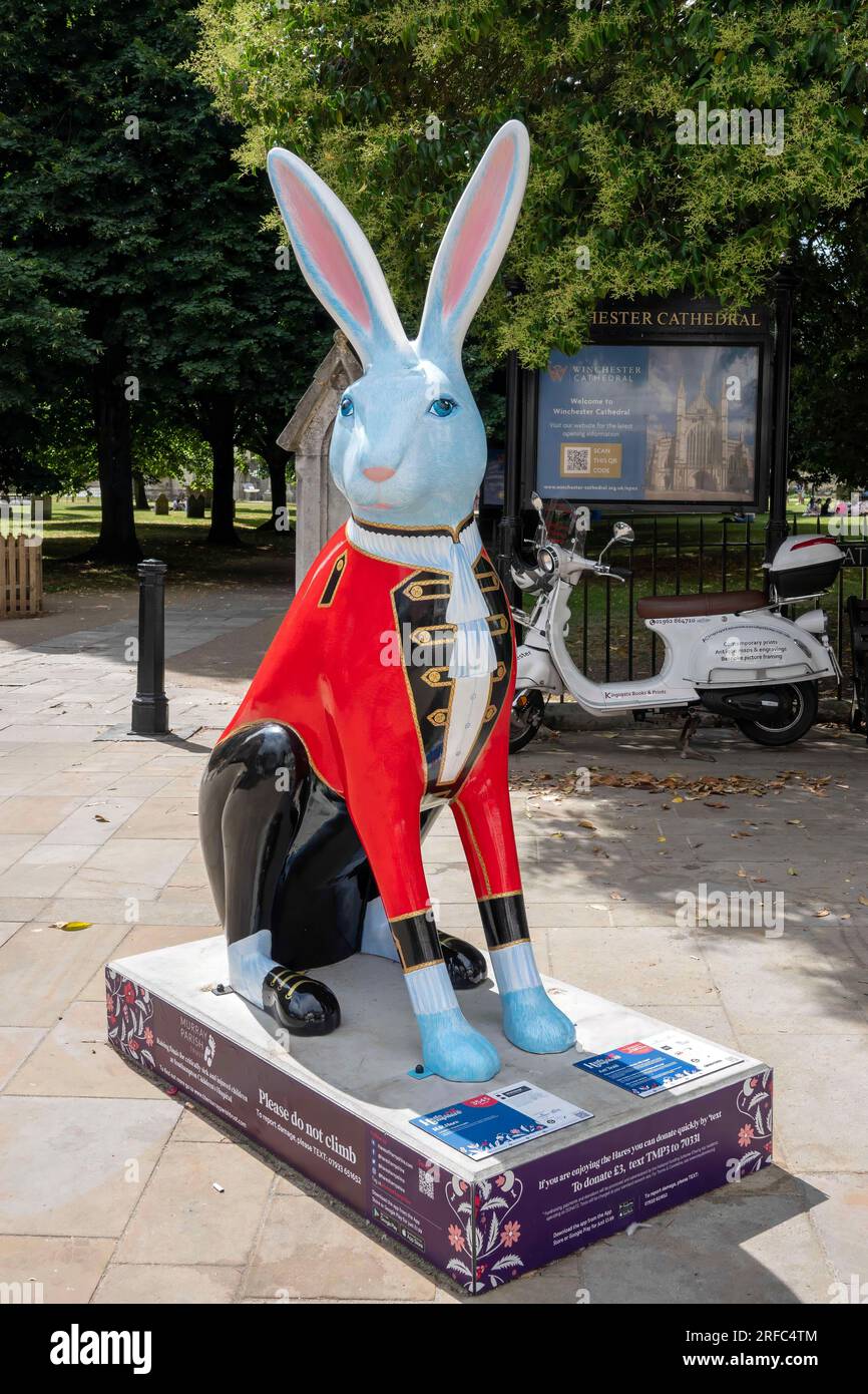 Hares of Hampshire Art Trail Winchester Inghilterra 2022, H R Hare di Amanda Quellin in The Square Sponsor Westquay Southampton Foto Stock