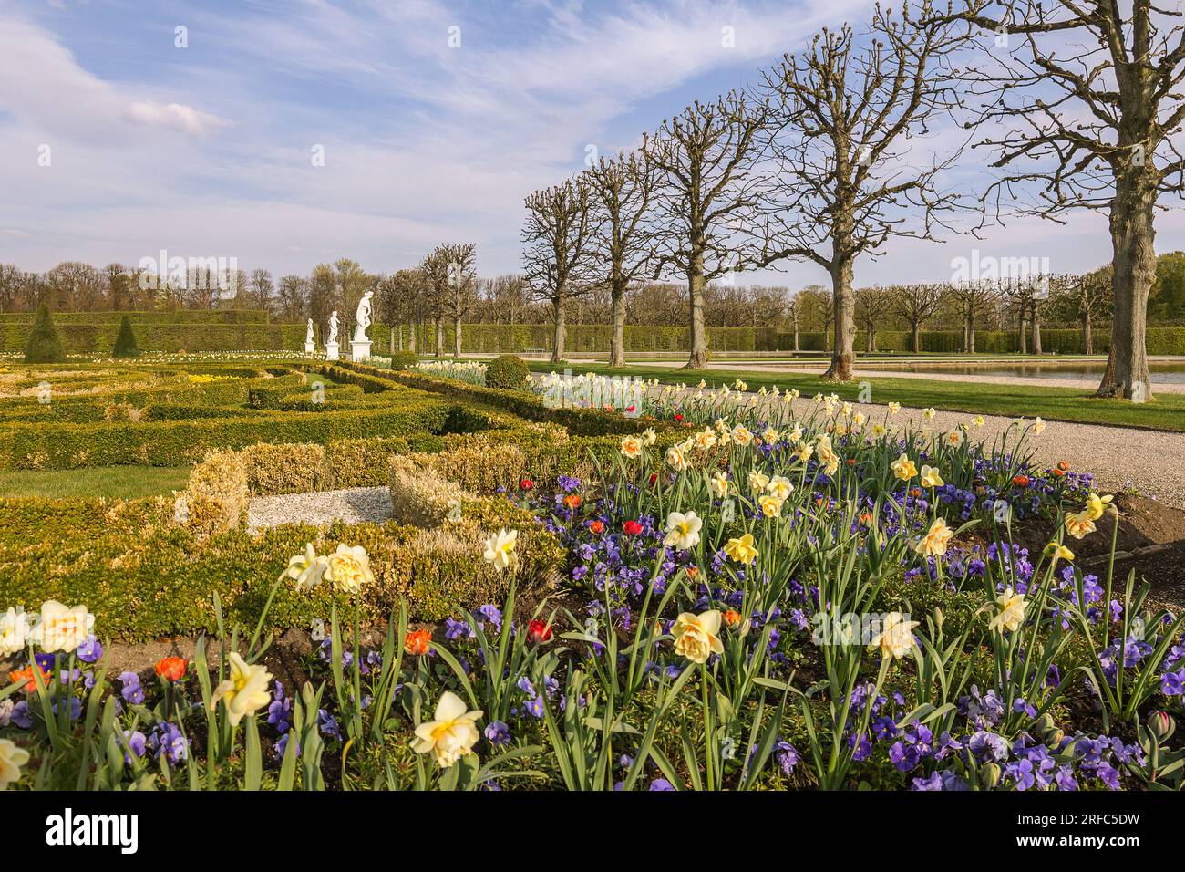 Herrenhausen Gardens del Palazzo Herrenhausen si trova ad Hannover, Germania. Splendido parco in primavera. Aprile 2021 Foto Stock