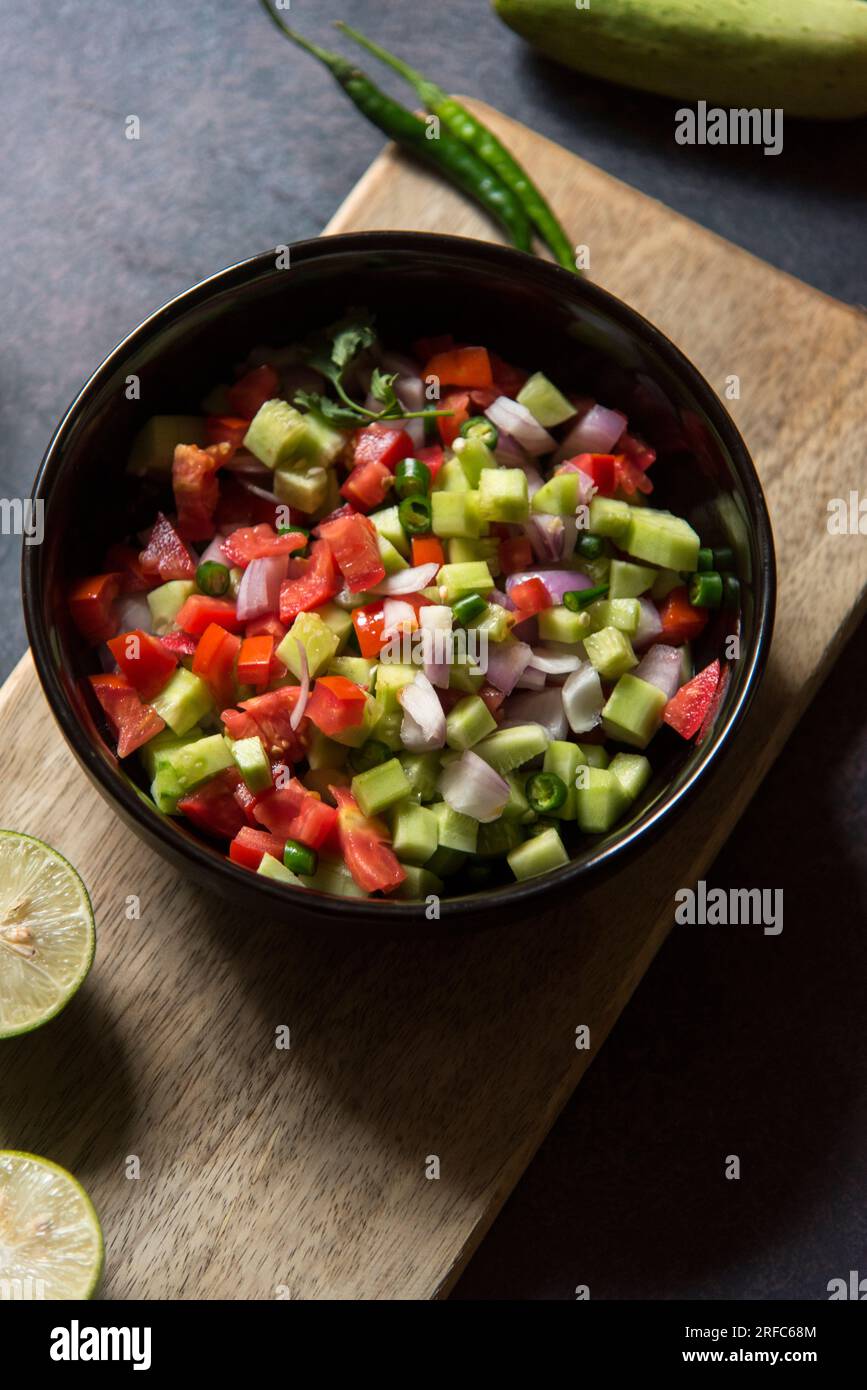 Primo piano dell'insalata verde mista in un recipiente. Messa a fuoco selettiva. Foto Stock