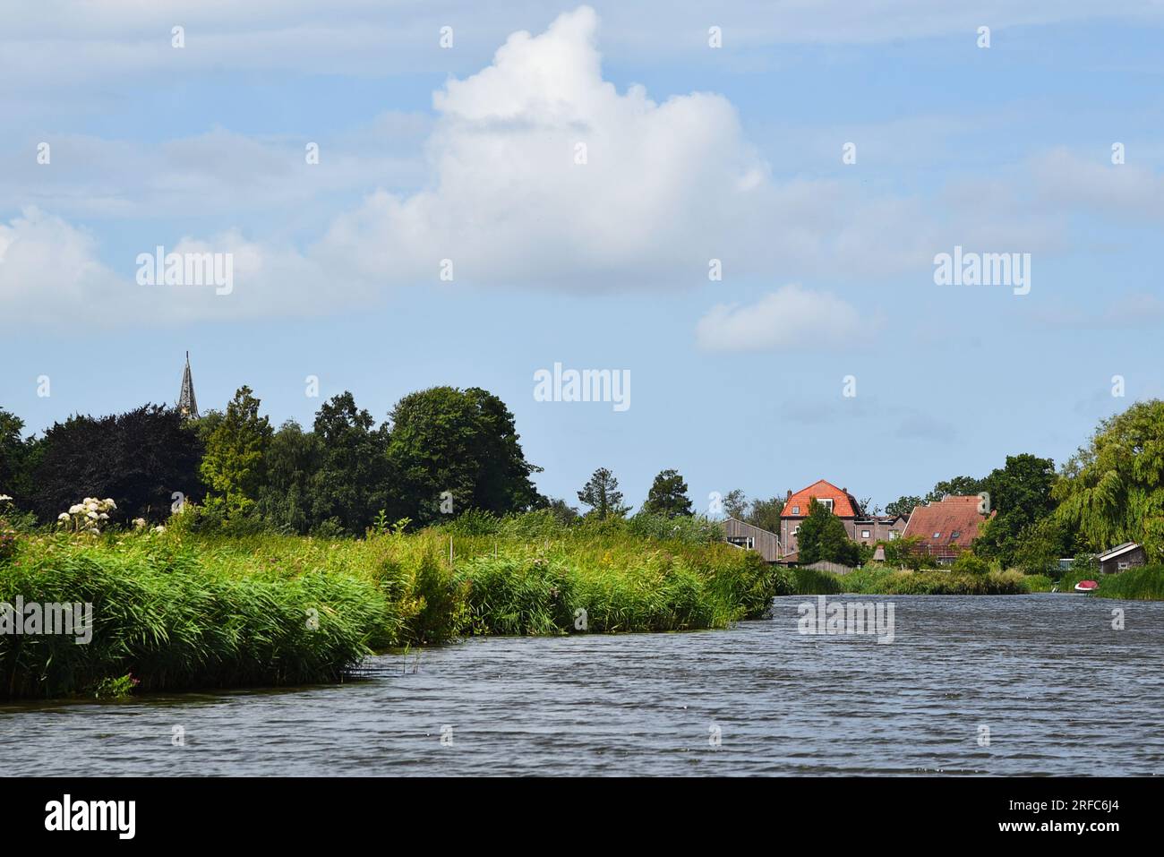 Broek op Langedijk, Paesi Bassi. 14 luglio 2023. L'area delle mille isole vicino a Scharwoude. Foto di alta qualità Foto Stock