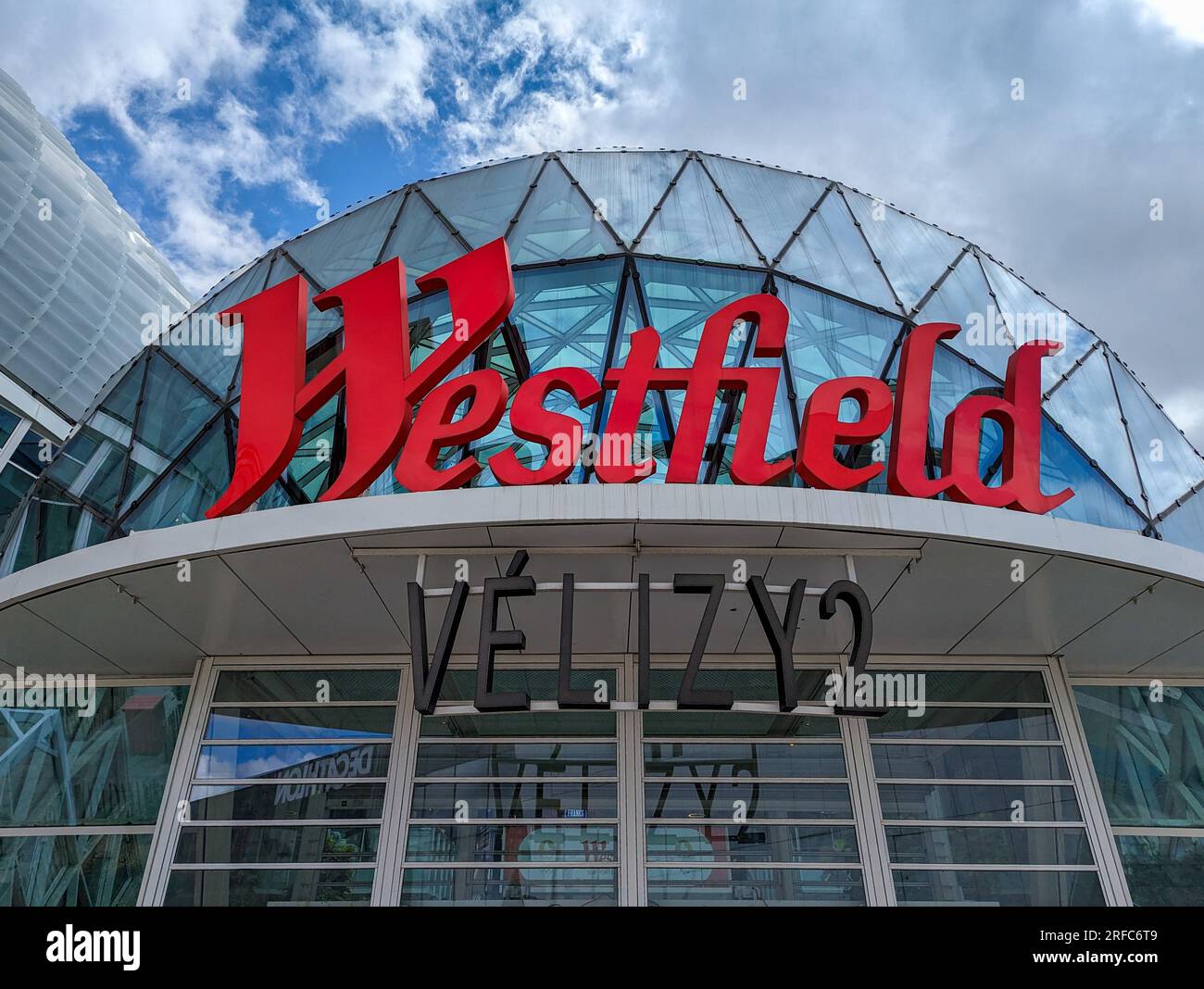 Cartello all'ingresso del centro commerciale regionale Westfield Velizy 2, gestito dalla multinazionale francese Unibail-Rodamco-Westfield Foto Stock