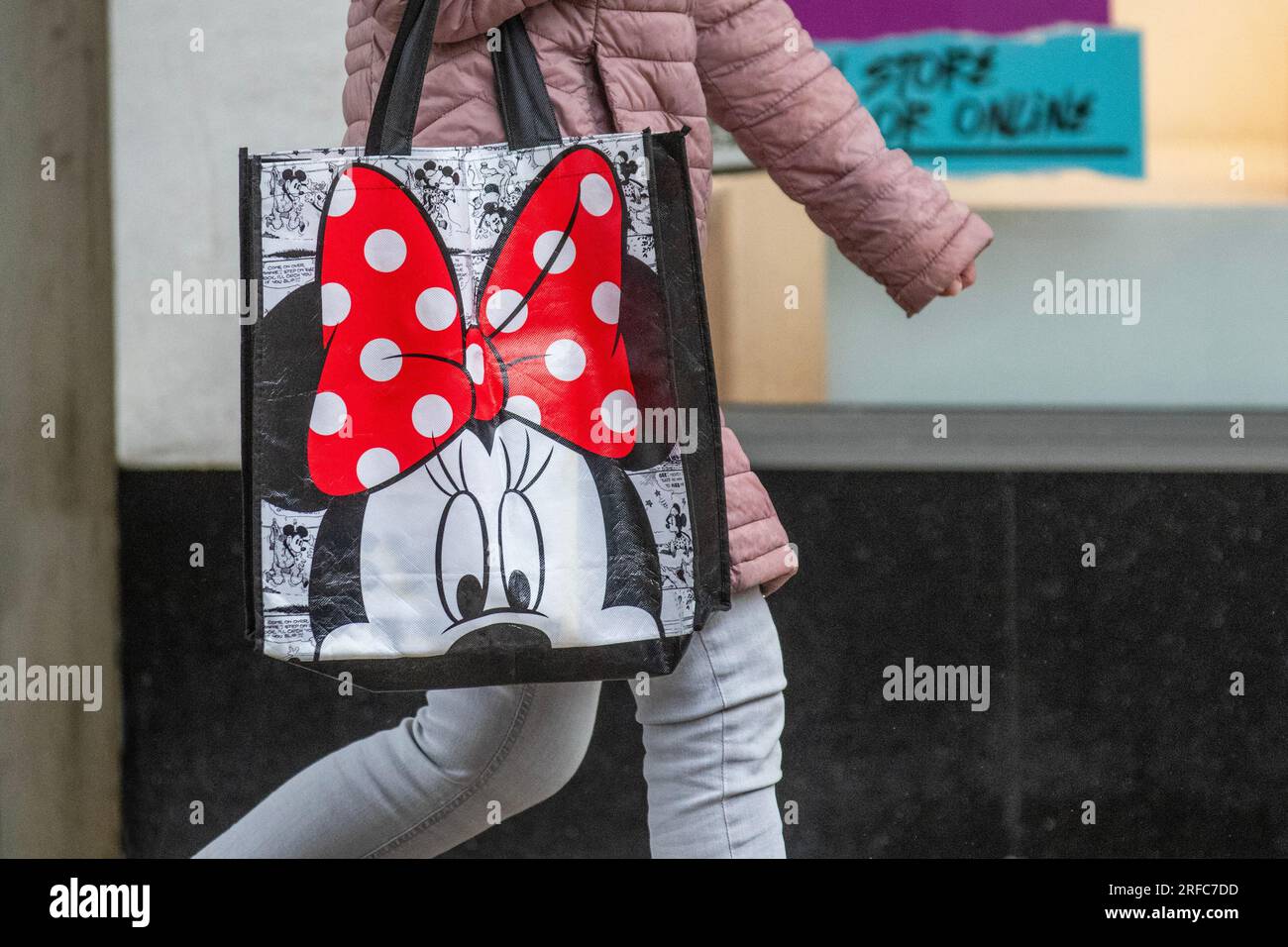 Minnie Outine rosso nero contorno illustrazione Disney Topolino 100% plastica riciclata sacchetti di spesa riutilizzabili per la vita, Fishergate, Preston, Regno Unito Foto Stock