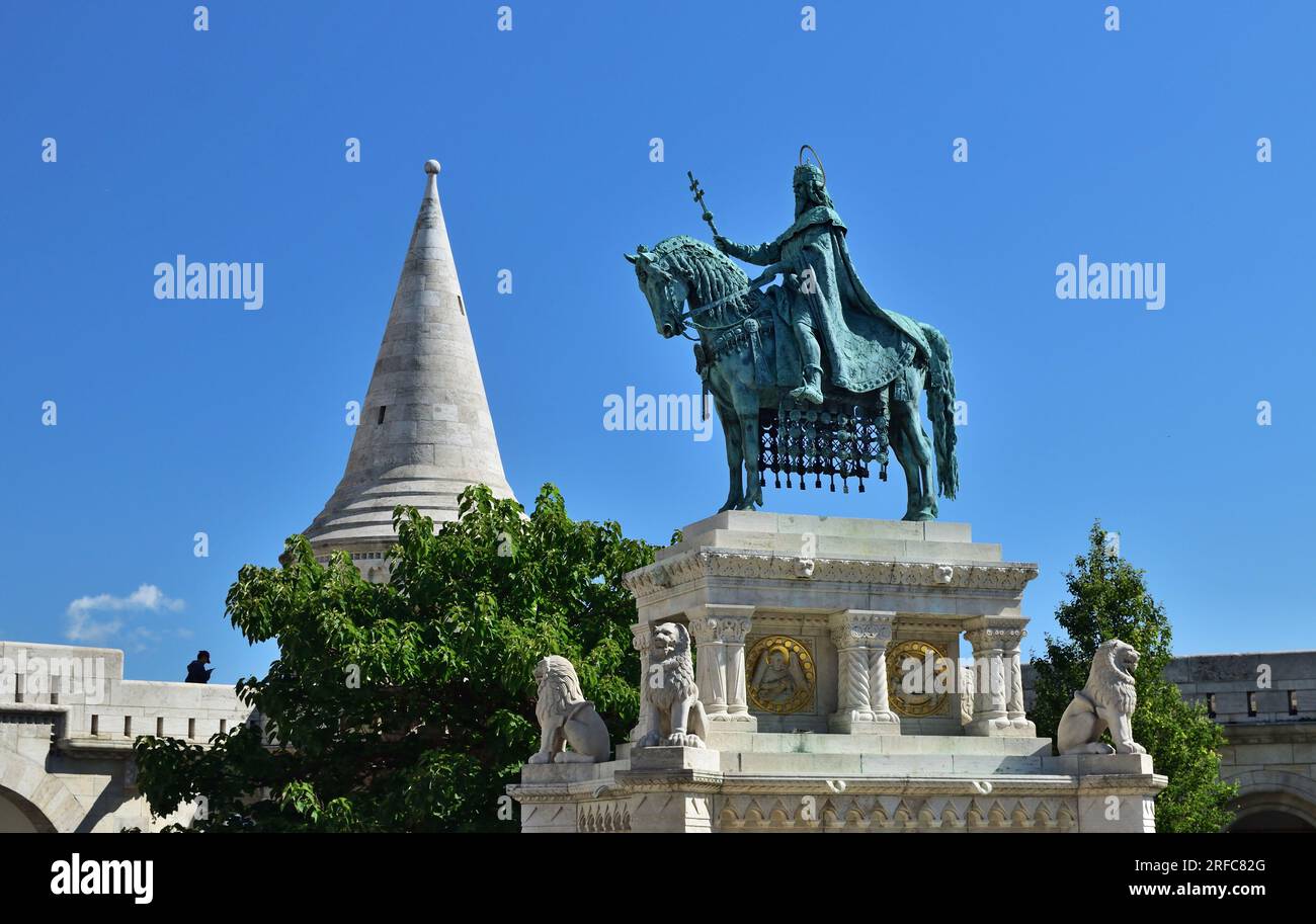 Statua di Stefano i d'Ungheria e Bastione dei pescatori nel quartiere del castello di Buda Foto Stock
