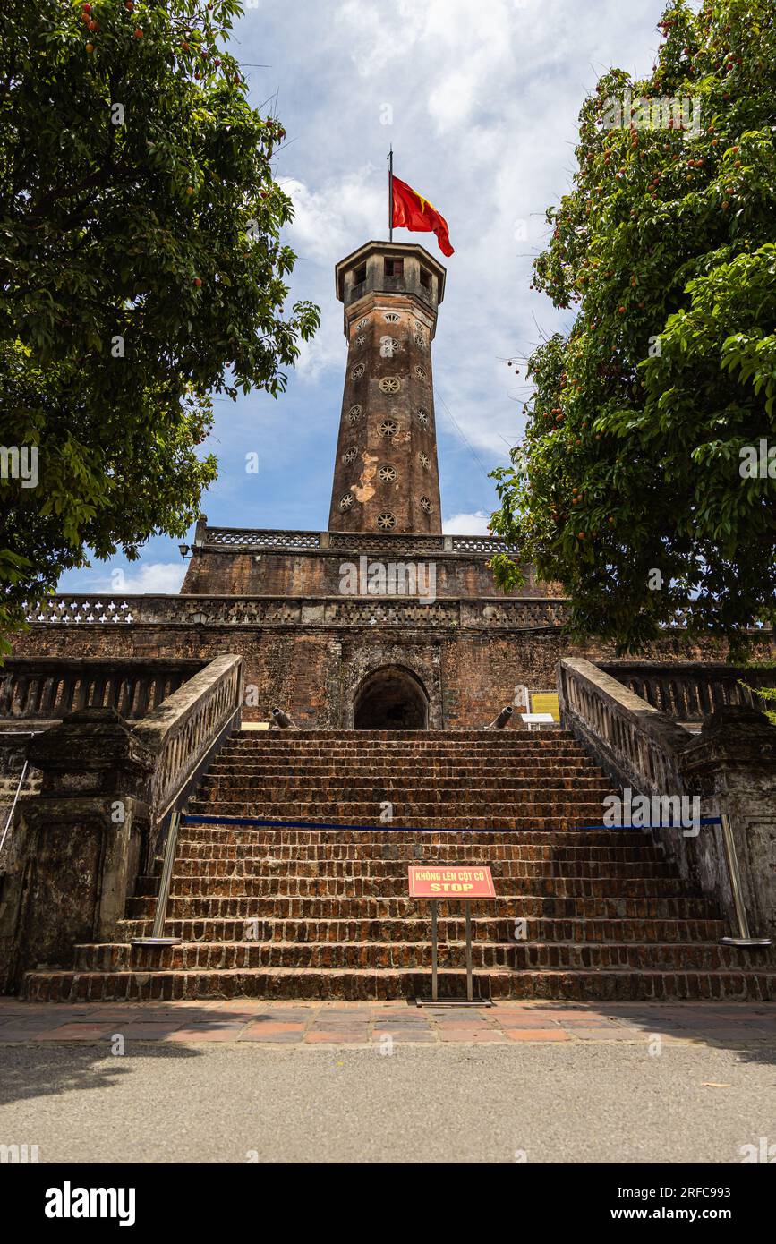 Hanoi, Vietnam - 28 maggio 2023: Museo di storia militare del Vietnam e torre della bandiera di Hanoi. la torre alta 33 metri presenta tre livelli e un piramide Foto Stock