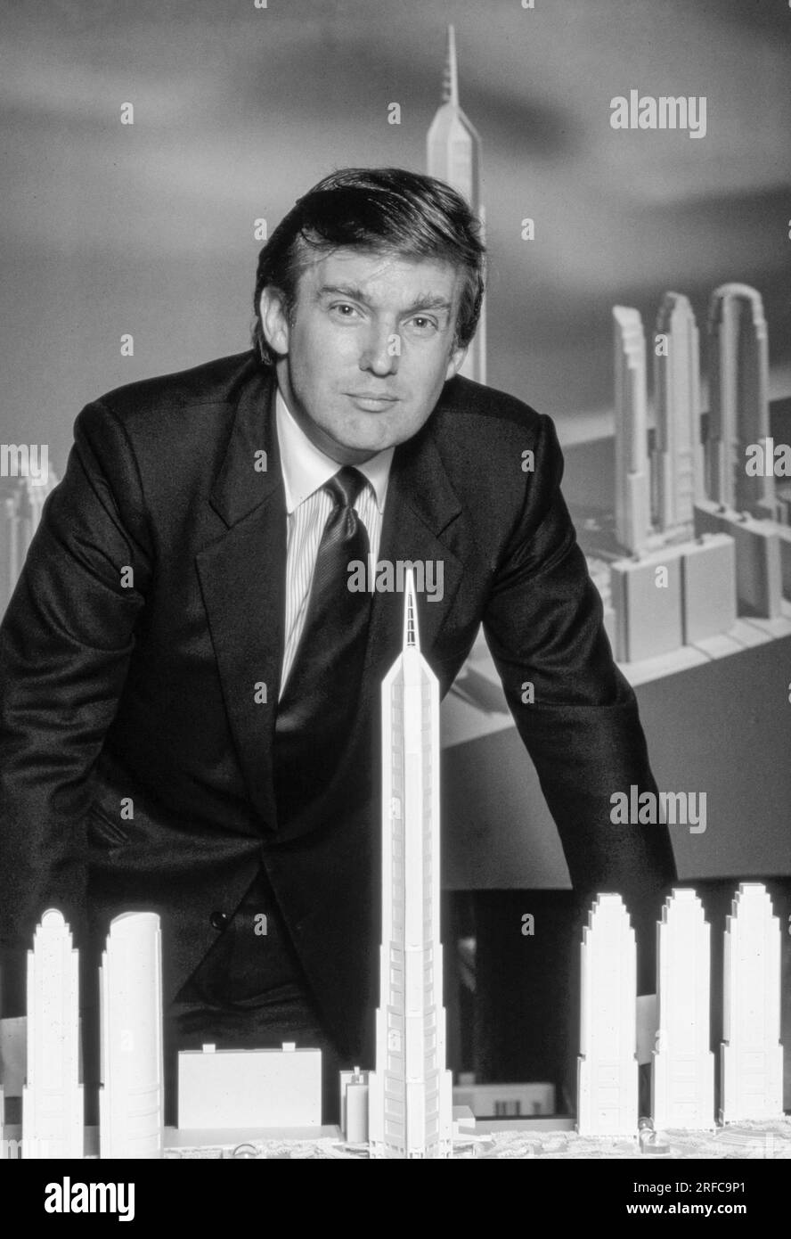 Sviluppatore Donald Trump della Trump Organization, con modelli architettonici di edifici dello skyline di New York. Fotografia di Bernard Gotfryd Foto Stock