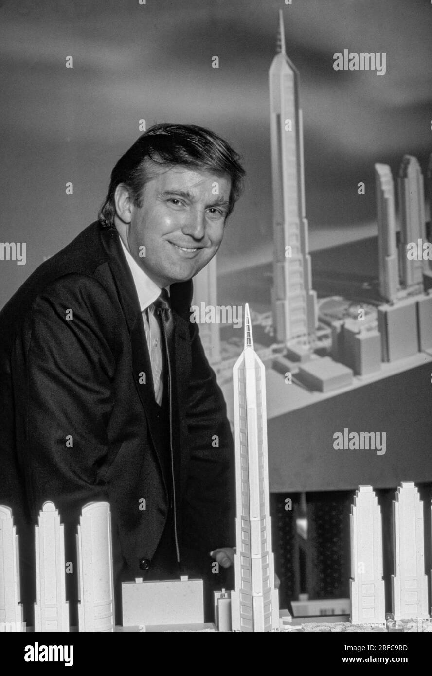 Sviluppatore Donald Trump della Trump Organization, con modelli architettonici di edifici dello skyline di New York. Fotografia di Bernard Gotfryd Foto Stock