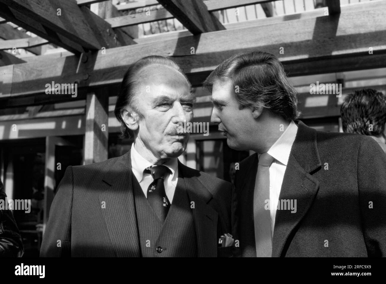 Fred Trump e figlio, Donald Trump 1980. A partire dal 1968, Trump è stato impiegato presso la società immobiliare di suo padre Fred, la Trump Management, che possedeva abitazioni in affitto di classe media nei quartieri esterni di New York. Foto di Bernard Gotfryd Foto Stock