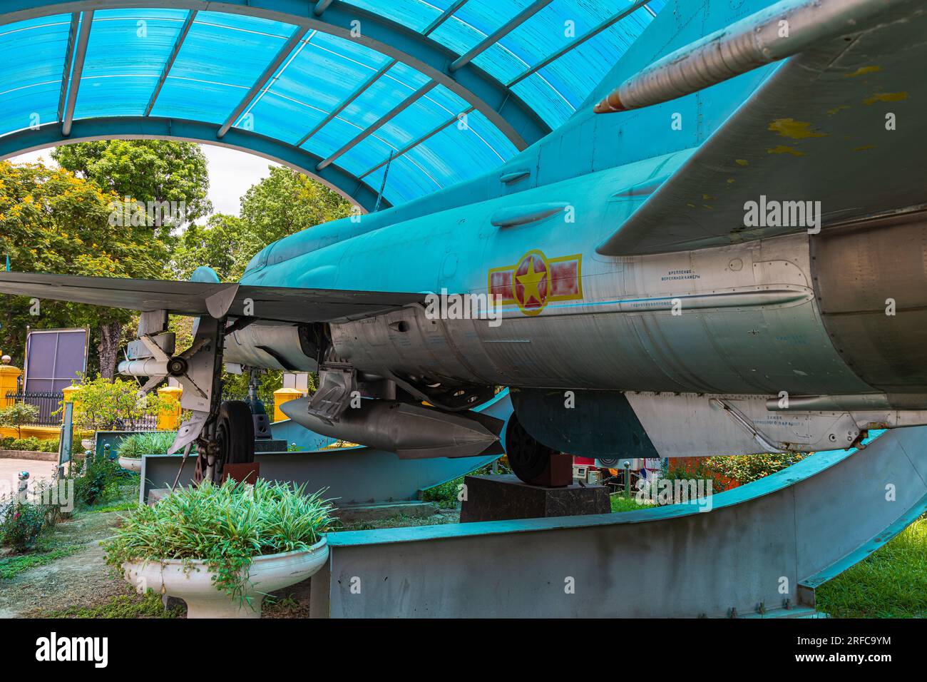 Hanoi, Vietnam - 28 maggio 2023: Un elegante e minaccioso MIG-17, una reliquia della guerra del Vietnam, arroccato con orgoglio nel Museo di storia militare del Vietnam. Una "S" netta Foto Stock