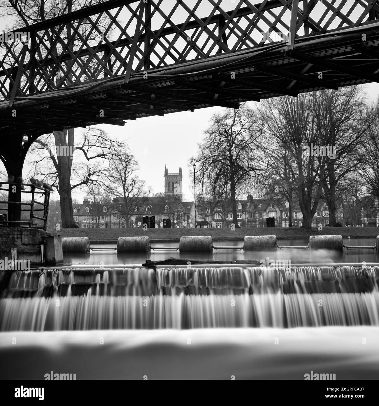 Weir under Jesus Lock Footbridge, River Cam, Cambridge, Regno Unito Foto Stock