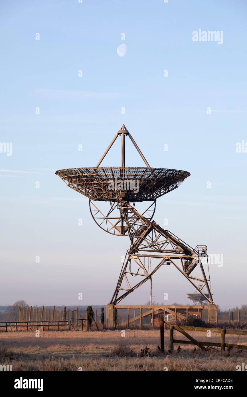 Mullard radio Telescope che punta sulla luna, Cambridge, Regno Unito Foto Stock