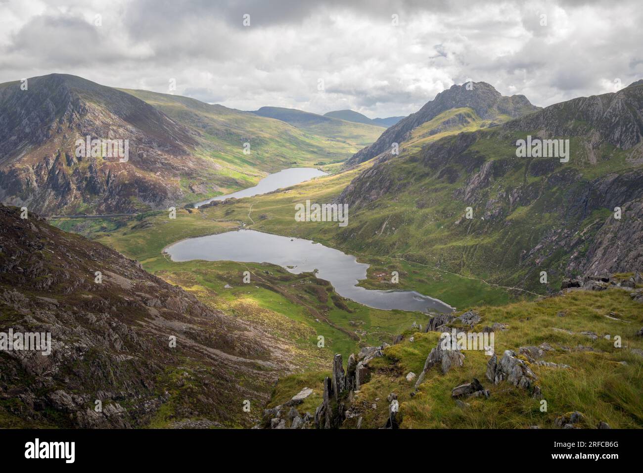 Vista sulle montagne che si affacciano sul Parco Nazionale di Snowdonia fino a Llyn Idwal e Llyn Ogwen. Foto Stock