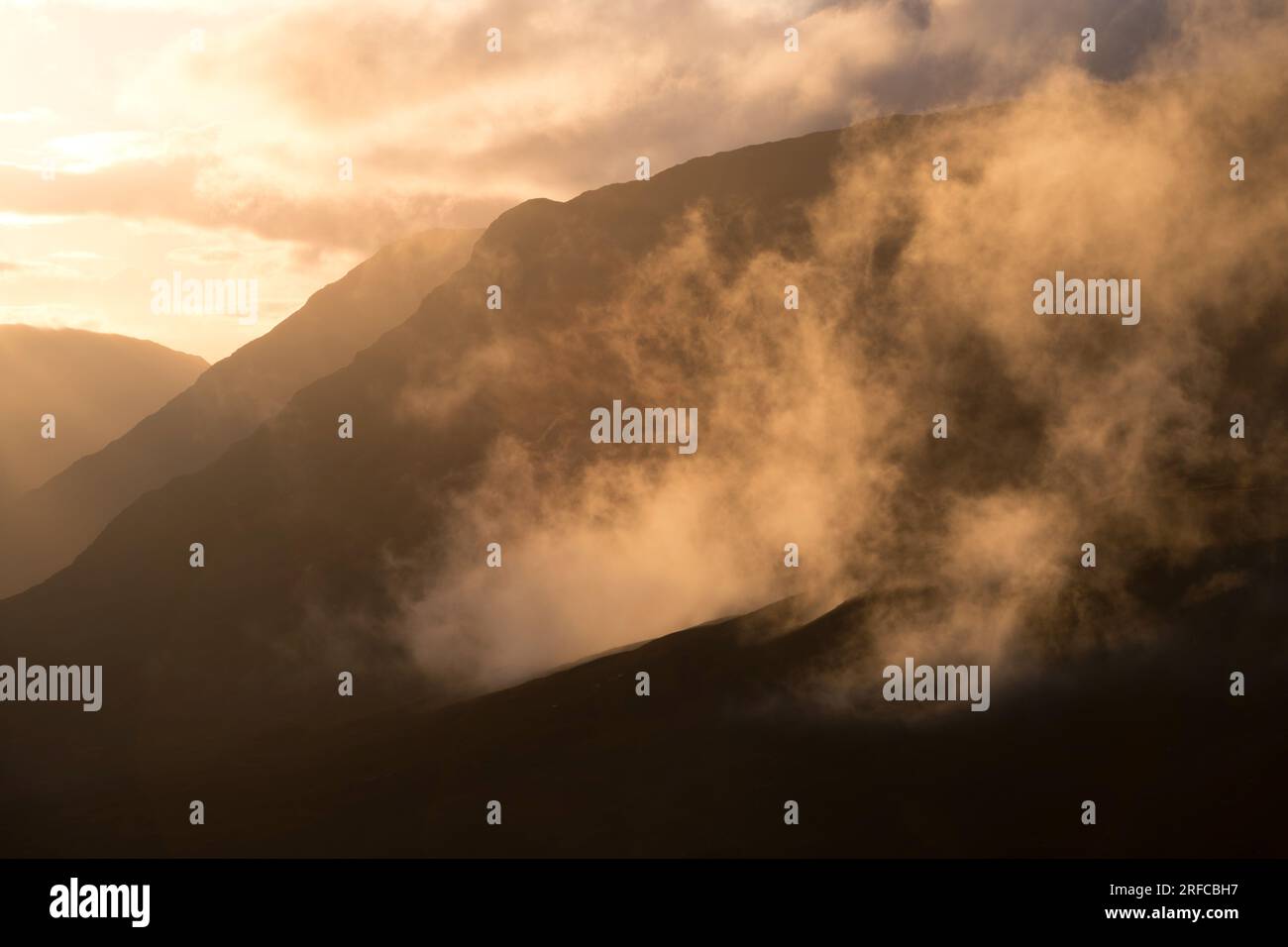 Luci e nuvole impressionanti al tramonto al passo di Glencoe da Beinn A' Chrulaiste , Scozia Foto Stock