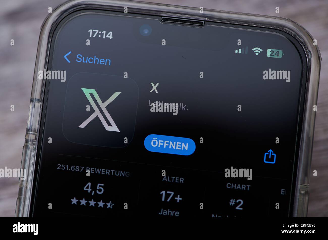 Magonza, Germania - 02 agosto 2023: Icona dell'app twitter con il nuovo logo X su uno smartphone tedesco Foto Stock