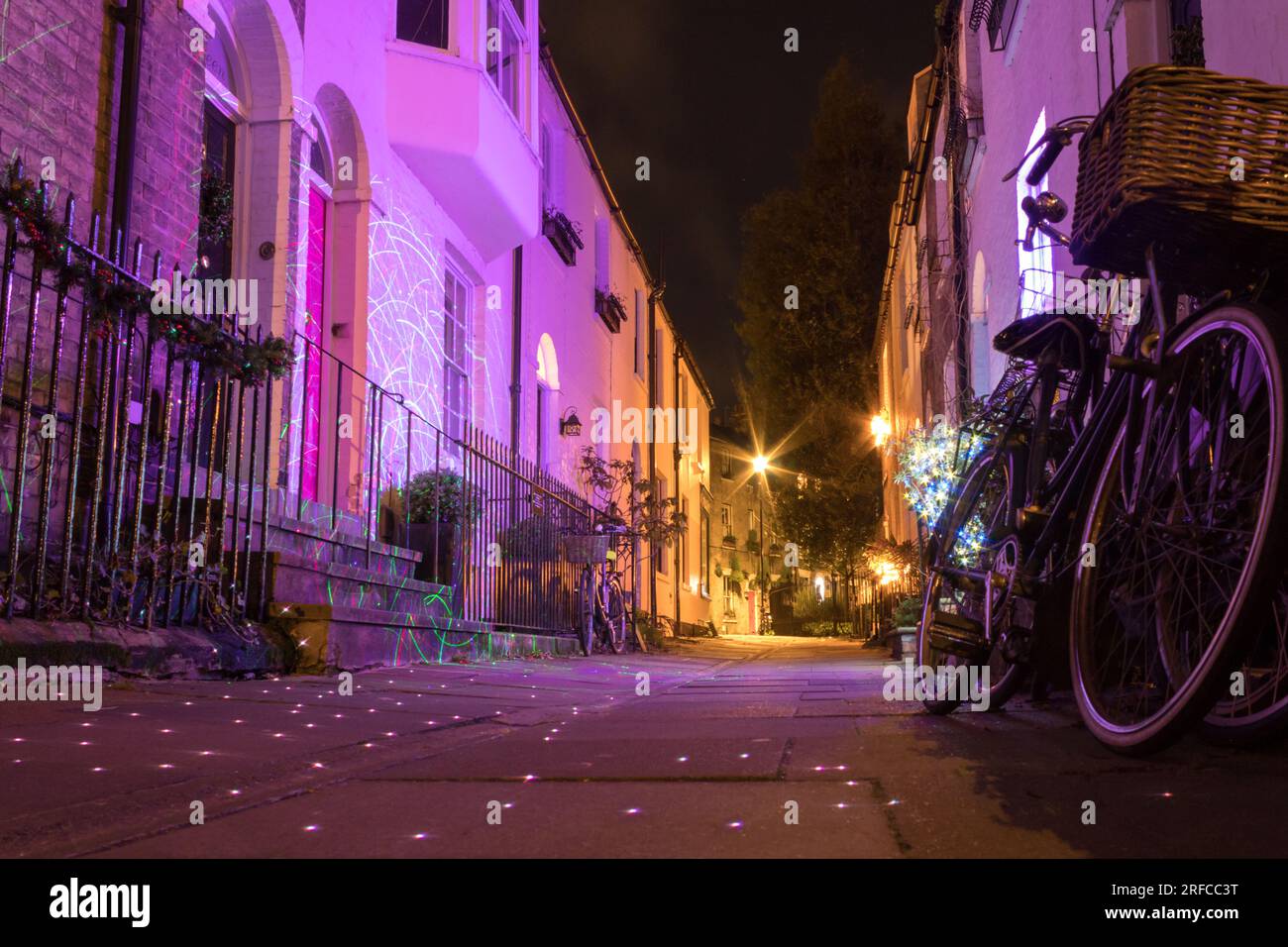Riprese in basso durante la notte delle luci natalizie a Portugal Place, Cambridge Foto Stock