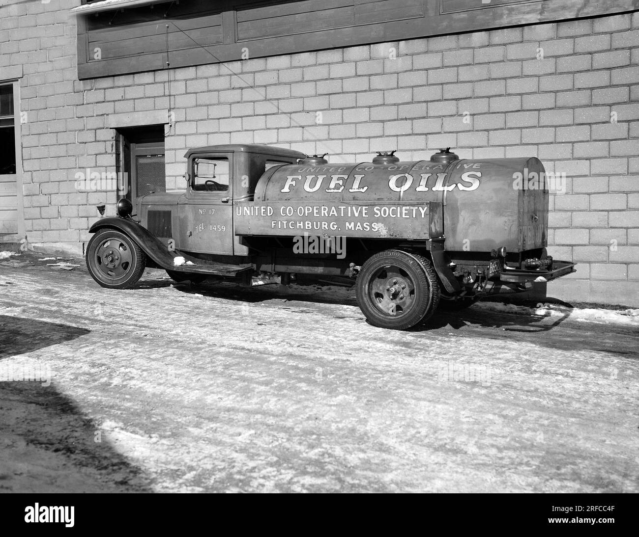 United Cooperative Society Fuel Oil Truck, Fitchburg, Massachusetts, USA, Arthur Rothstein, STATI UNITI Farm Security Administration, febbraio 1936 Foto Stock