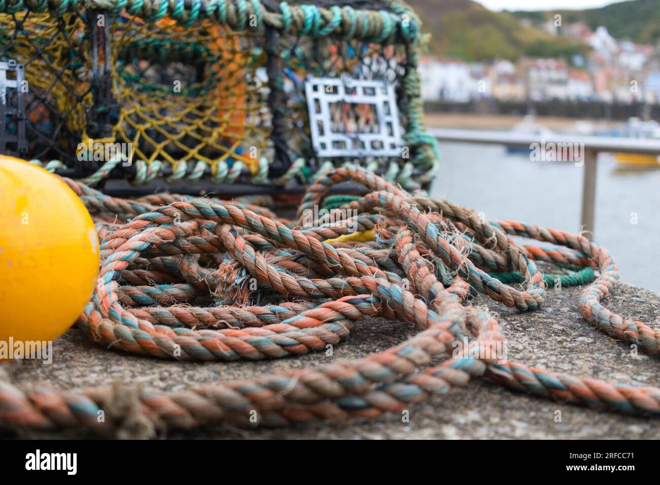 Vecchi carri galleggianti con corda da pesca e vasi di aragosta, Staithes Harbour, North Yorkshire Foto Stock