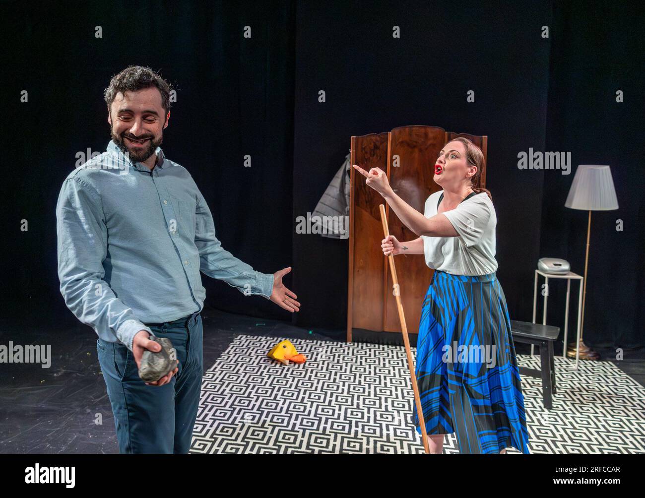 Edimburgo, Regno Unito. 2 agosto 2023 nella foto: L to R Thomas Finnegan, Charlotte McCurry. Lie Low è una nuova commedia selvaggia, scura e divertente diretta da Oisín Kearney, che offre un'esplorazione teatrale nel cervello umano attraverso i genitali. Crediti: Rich Dyson/Alamy Live News Foto Stock