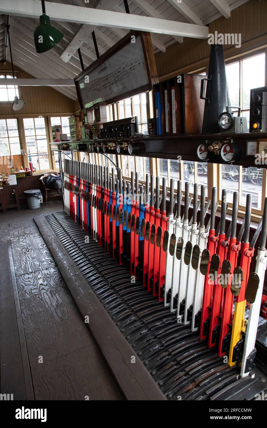 All'interno della scatola di segnalazione della stazione ferroviaria di Loughborough con telaio McKenzie e Holland con leva 50 con bloccaggio diretto delle punterie ed è elencato di grado II Foto Stock