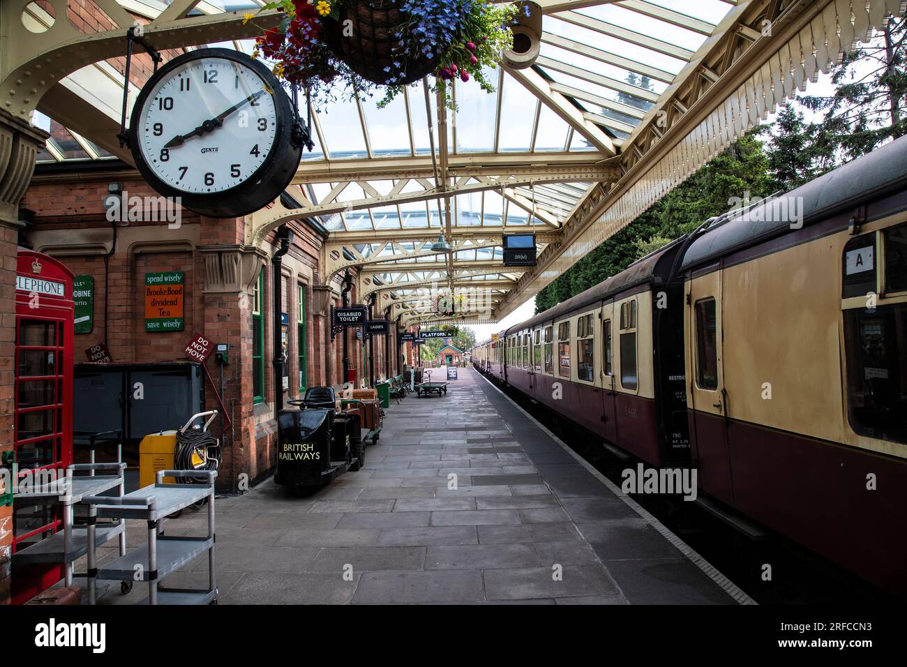 Un autentico treno storico della mattina presto, a vapore, si è protratto per partire dalla stazione di Loughborough in direzione di Leicester North sulla GCR Foto Stock