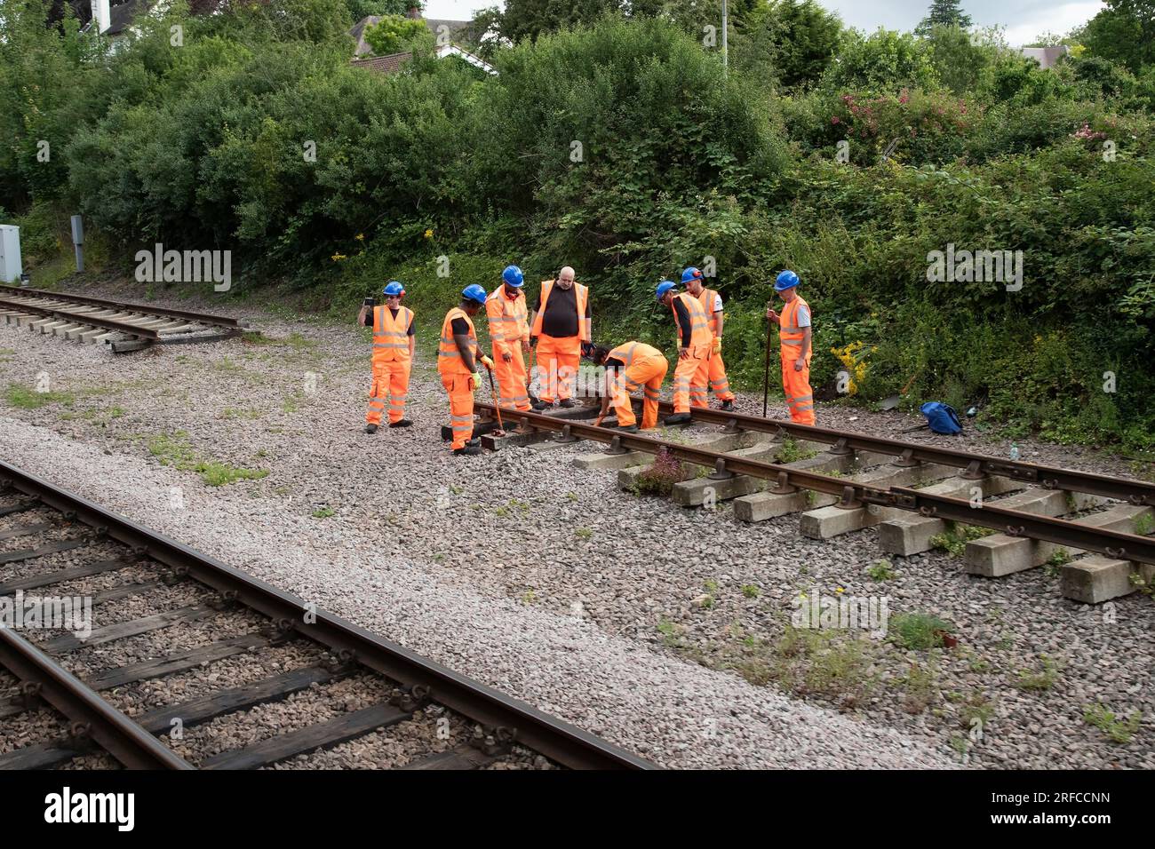 Team di manutenzione dei binari ferroviari che impara a disporre e mantenere le linee ferroviarie sotto supervisione presso il capolinea nord di Leicester Foto Stock
