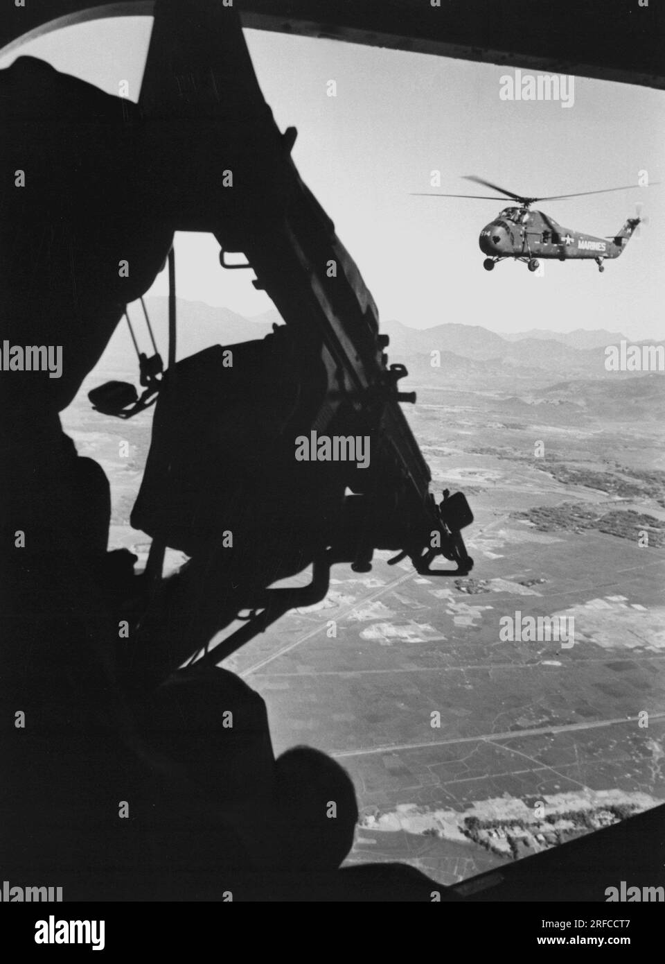 VIETNAM - 1965 - elicotteri da combattimento in Vietnam contro le forze comuniste nordvietnamite in un'area non identificata del Vietnam del Sud - foto Foto Stock