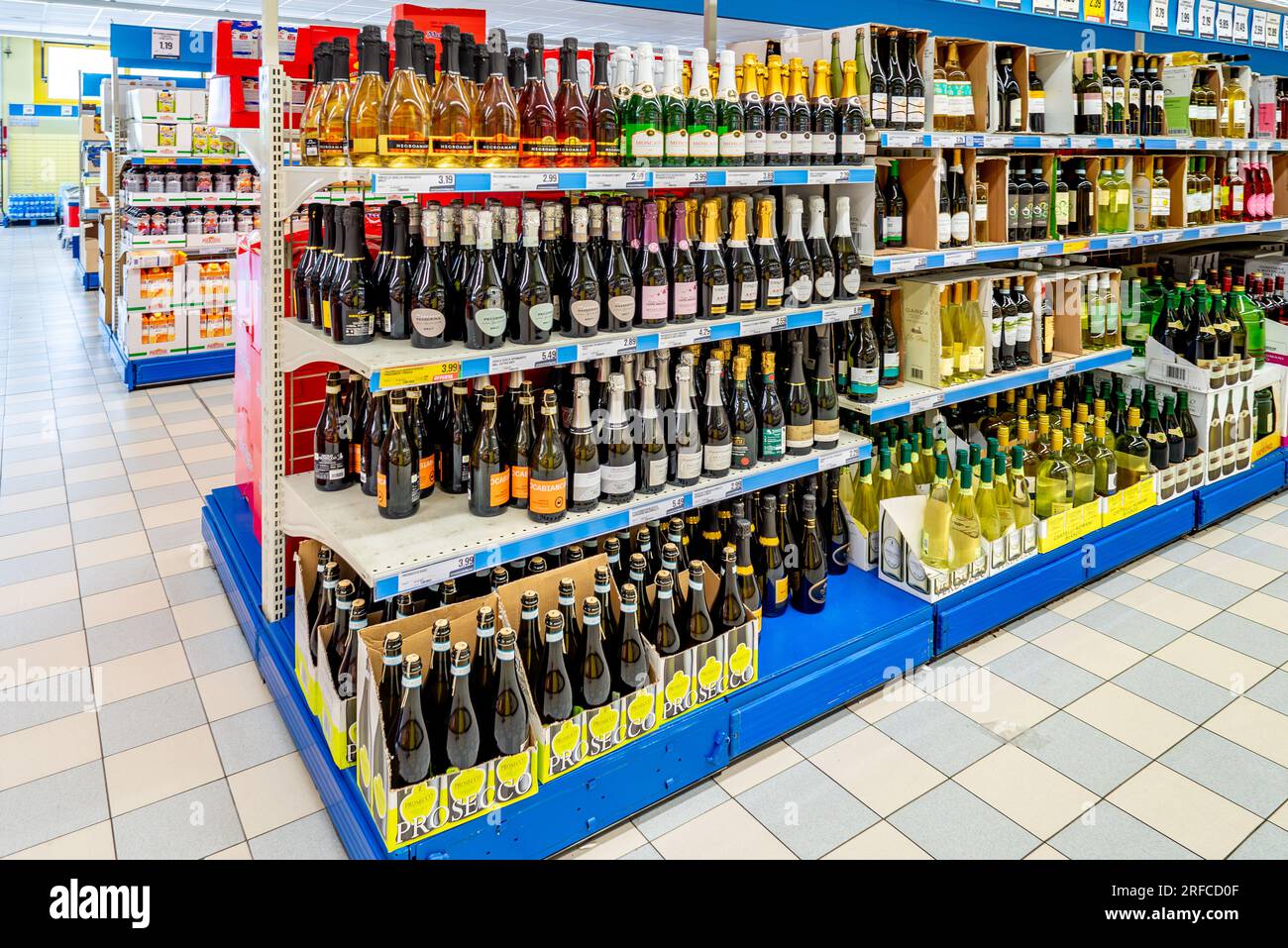 Italia - 02 agosto 2023: Bottiglie di spumante e prosecco e vini di vario tipo e marchio esposti sugli scaffali di un Eurospin italiano Foto Stock