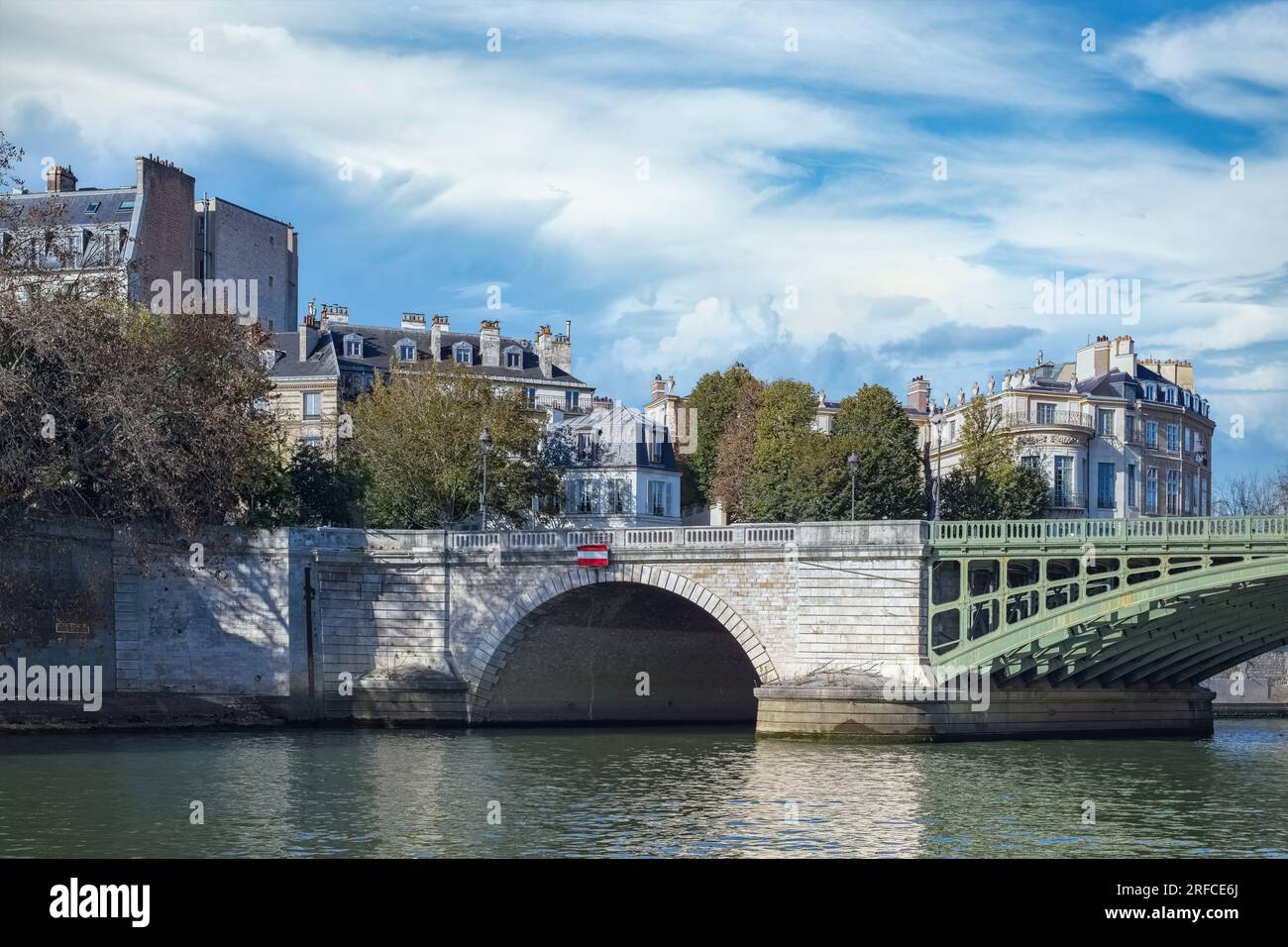 Parigi, ile saint-louis e quai de Bethune, splendidi edifici antichi, tramonto Foto Stock