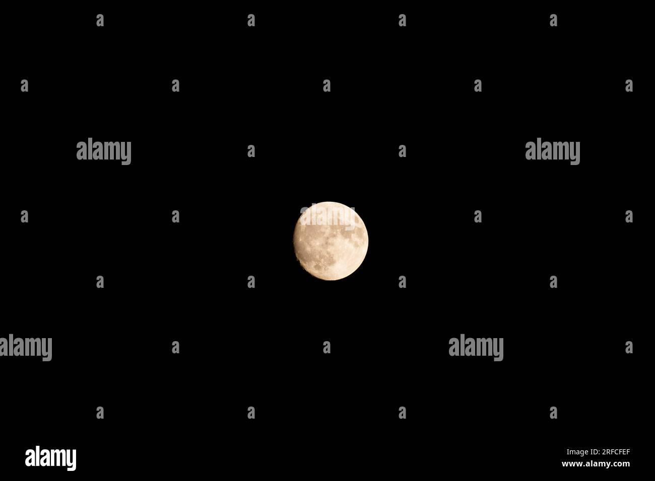 Fase di luna piena isolata del cielo nero lunare Foto Stock