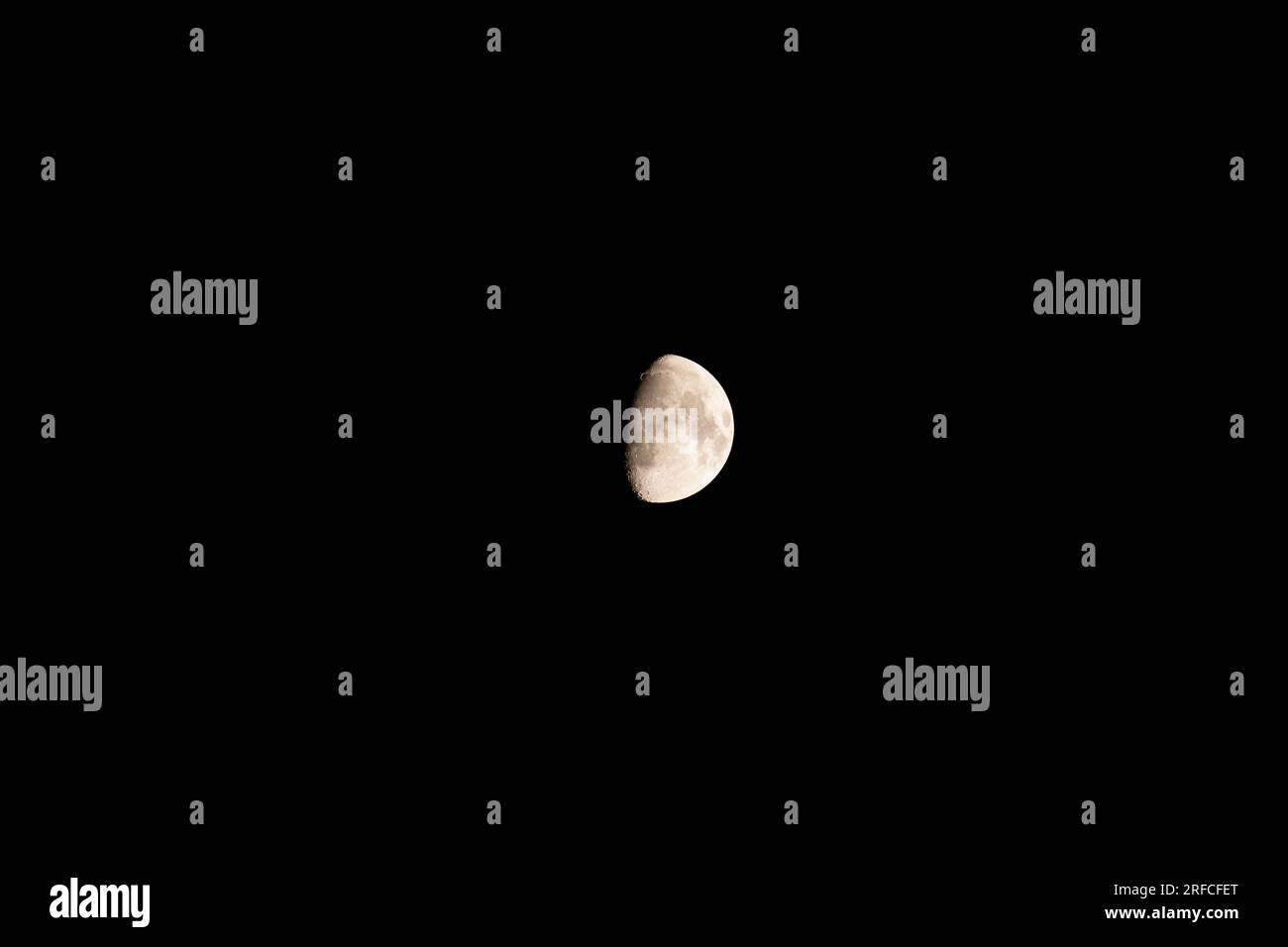 Fase di mezza luna cielo nero limpido Foto Stock