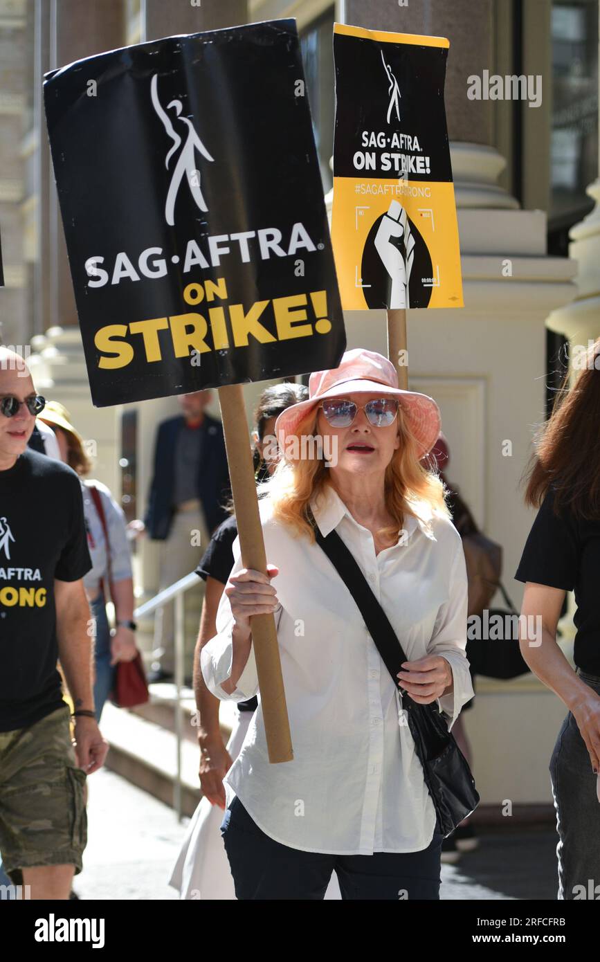 Patricia Clarkson cammina su una linea di picchetti fuori dalla Warner Bros. Discovery Headquarters il 2 agosto 2023 a New York City. Foto Stock