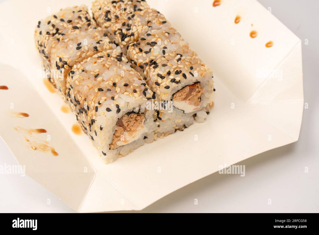 Sushi con formaggio cremoso e tonno isolato su fondo bianco. Foto Stock