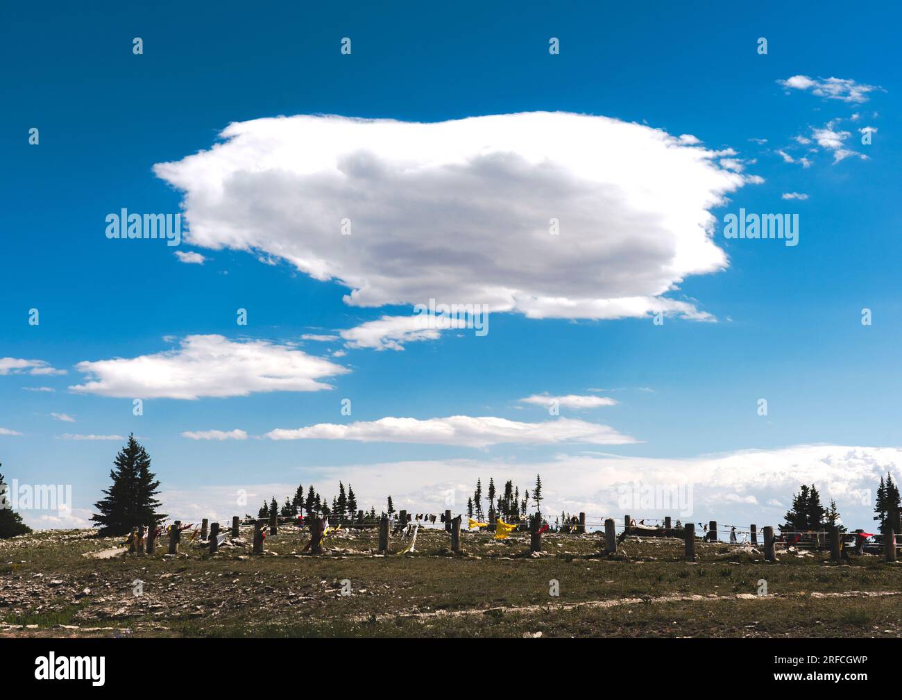 La ruota della medicina indiana americana con una grande nuvola sopra si trova nel Montana vicino alle montagne di Bighorn. Qui vengono offerti festival e celebrazioni. Foto Stock