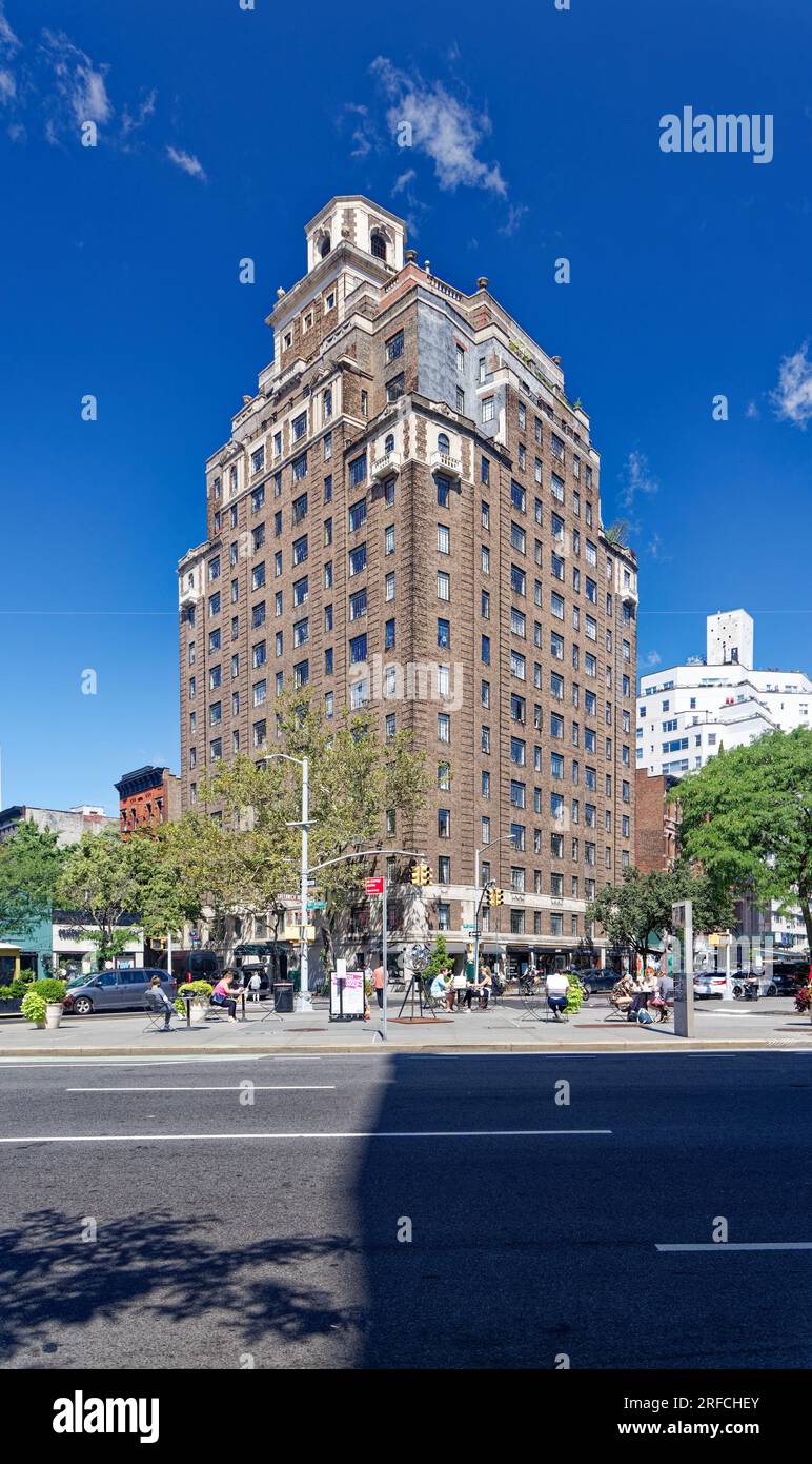 Punto di riferimento del Greenwich Village: 1 Christopher Street è uno dei pochi alti edifici all'interno del Greenwich Village Historic District. Foto Stock