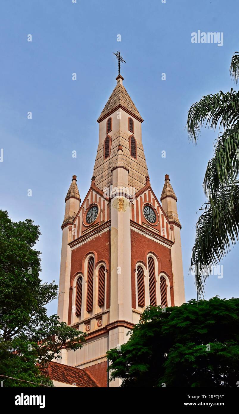 Facciata della Cattedrale metropolitana di San Sebastián a Ribeirão Preto, San Paolo, Brasile Foto Stock