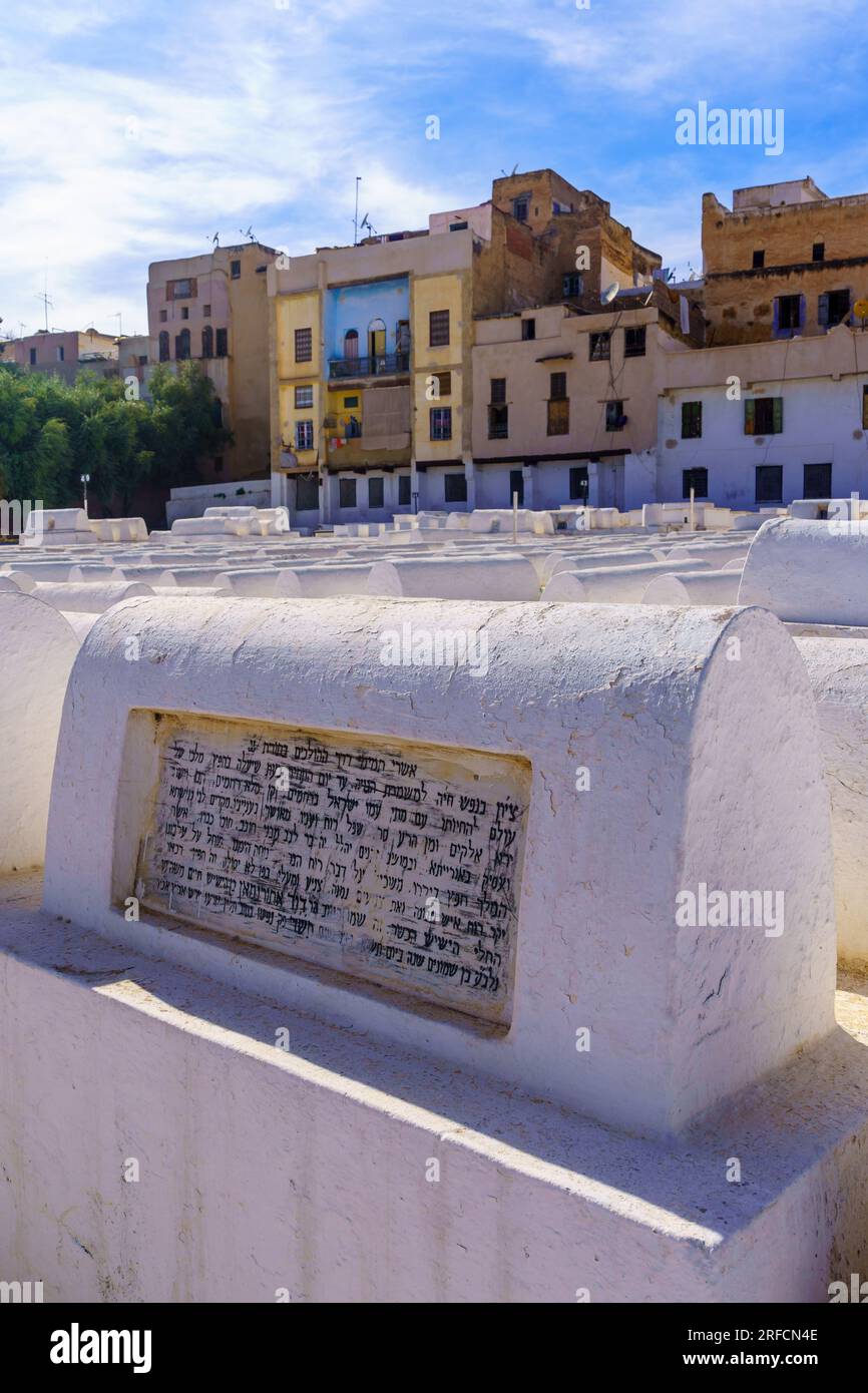 Fes, Marocco - 31 marzo 2023: Vista delle lapidi nel cimitero ebraico, a Fes, Marocco Foto Stock