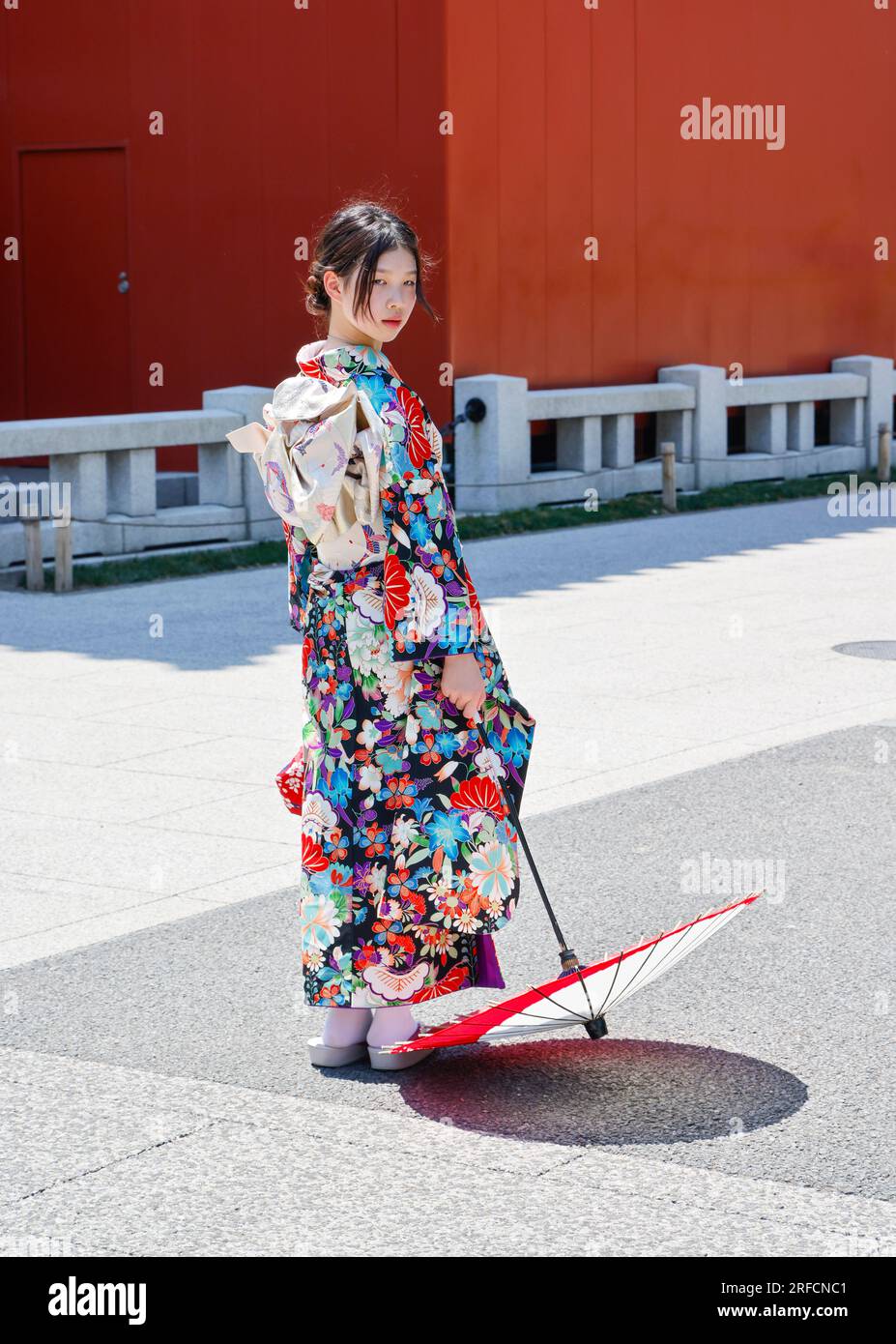 DONNE GIAPPONESI CON KIMONO AL TEMPIO SENSO-JI Foto Stock