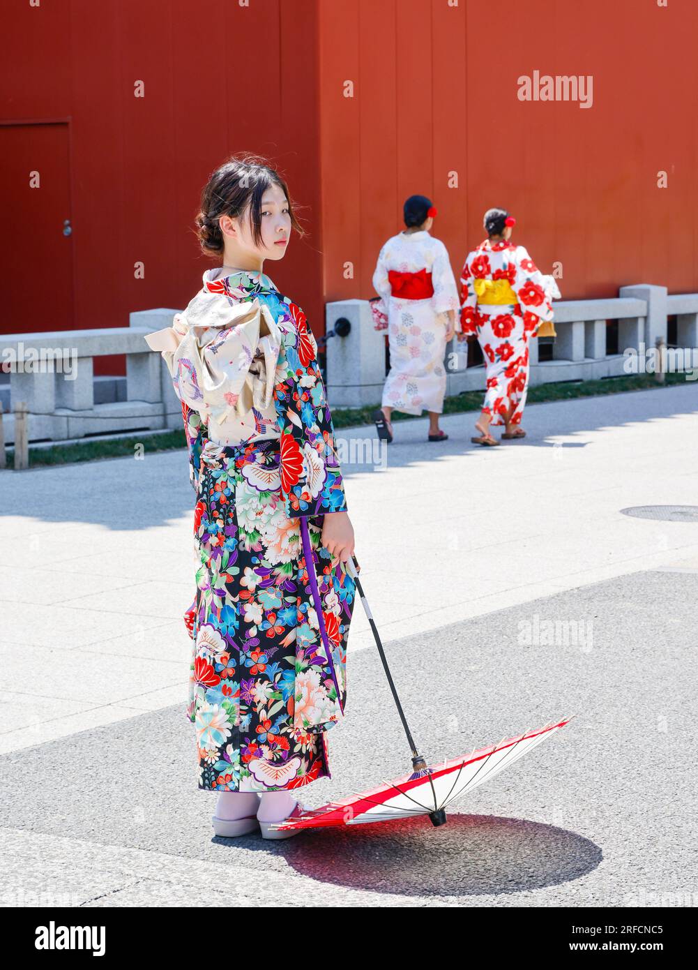 DONNE GIAPPONESI CON KIMONO AL TEMPIO SENSO-JI Foto Stock