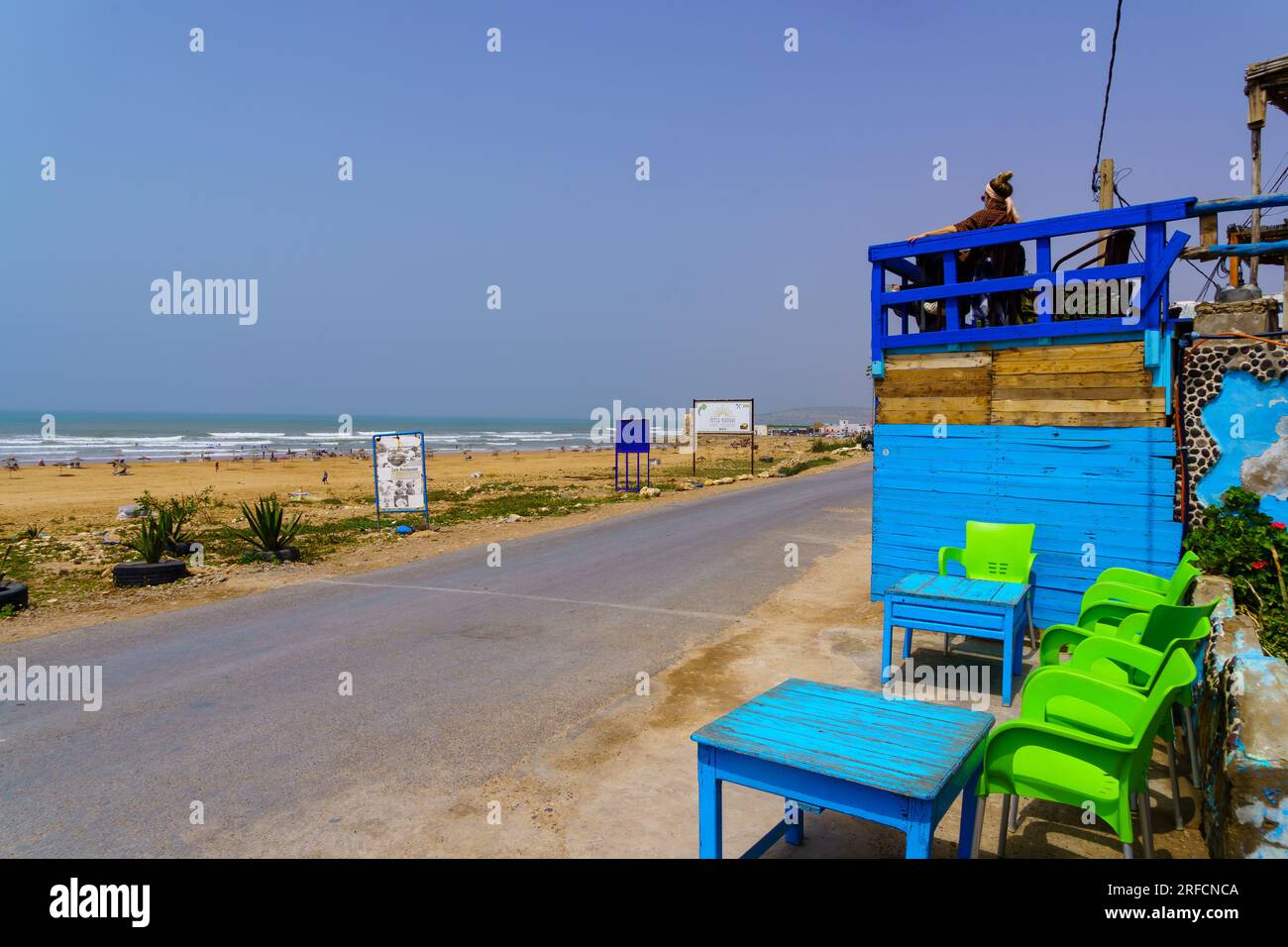 Sidi Kaouki, Marocco - 7 aprile 2023: Vista della località balneare di Sidi Kaouki, con caffetteria locale. Marocco Foto Stock