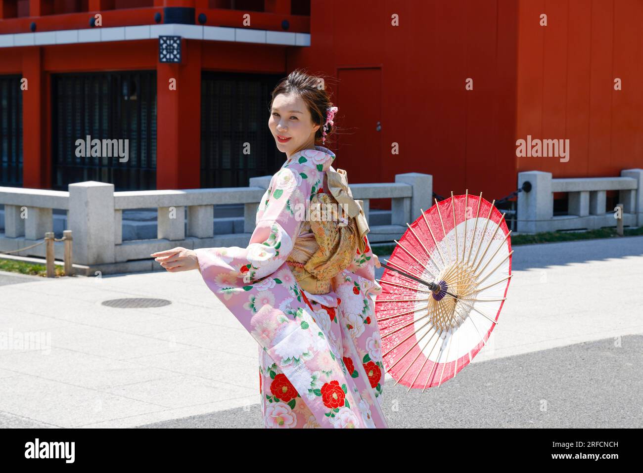 DONNE GIAPPONESI CON KIMONO AL TEMPIO SENSO-JI Foto Stock