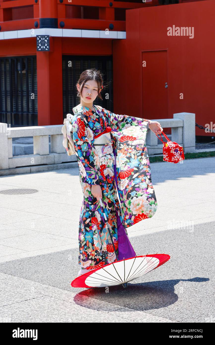 DONNE GIAPPONESI CON KIMONO AL TEMPIO SENSO-JI Foto Stock