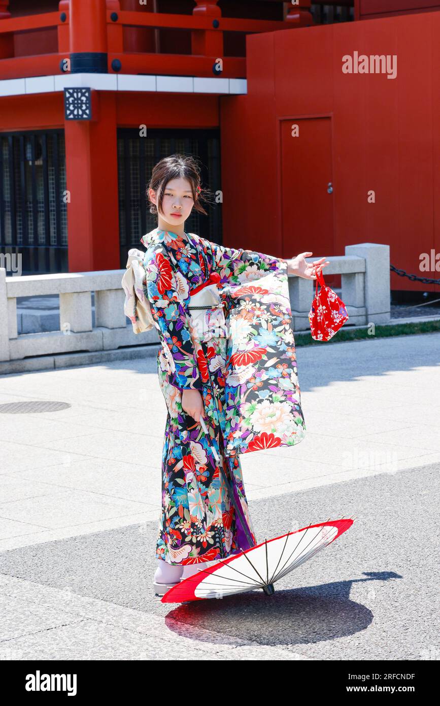 DONNE GIAPPONESI CON KIMONO AL TEMPIO SENSO-JI Foto Stock