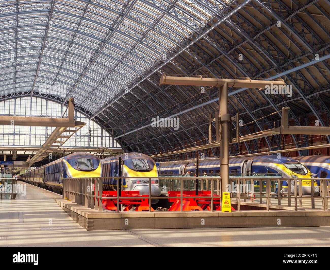 Treni Eurostar sul binario della stazione di St Pancras International, Londra, Regno Unito Foto Stock