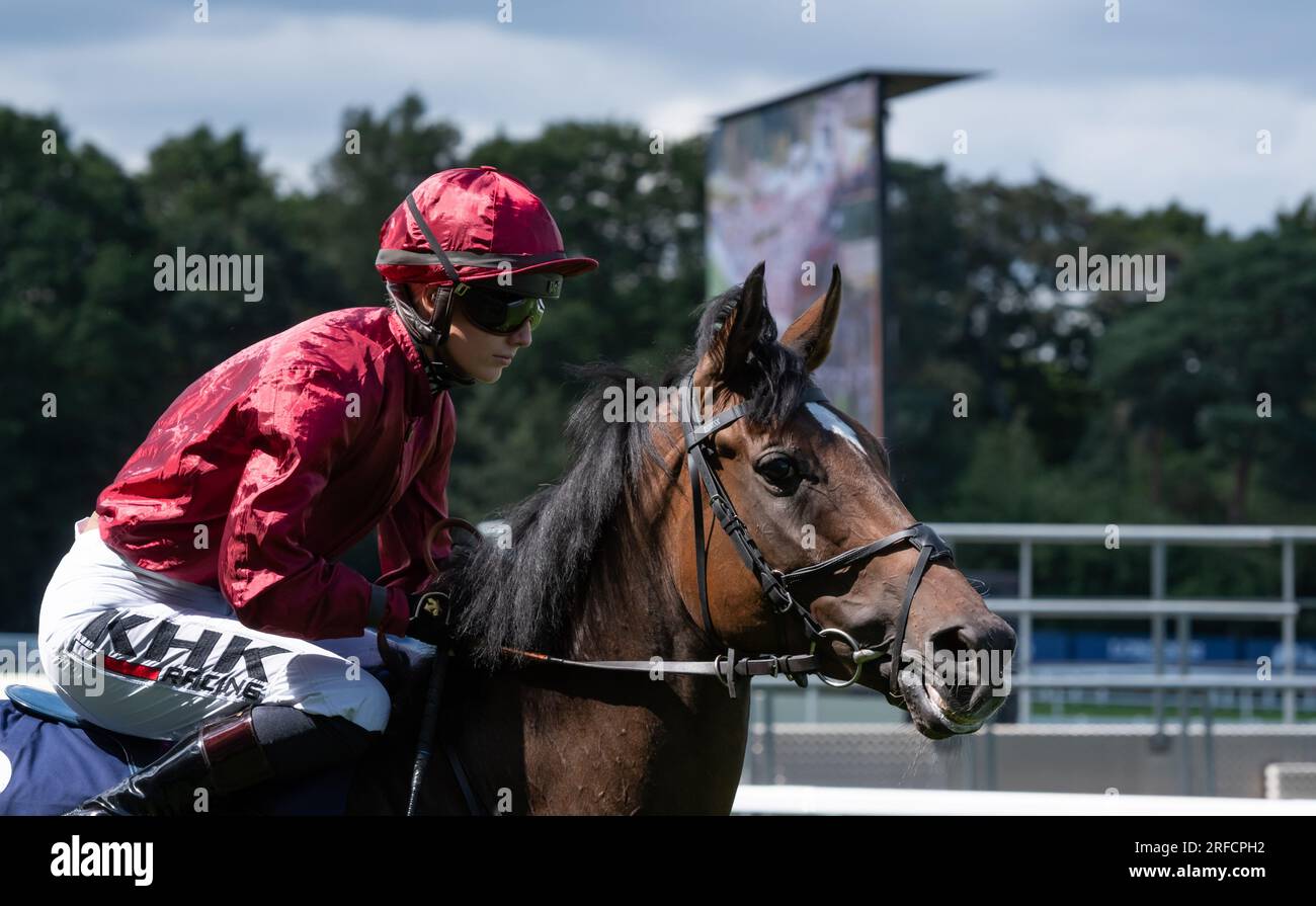 Random Harvest e il fantino Saffie Osborne vincono il gruppo 3 Longines Valiant Stakes per l'allenatore ed Walker e la proprietaria Lady Bamford. Foto Stock