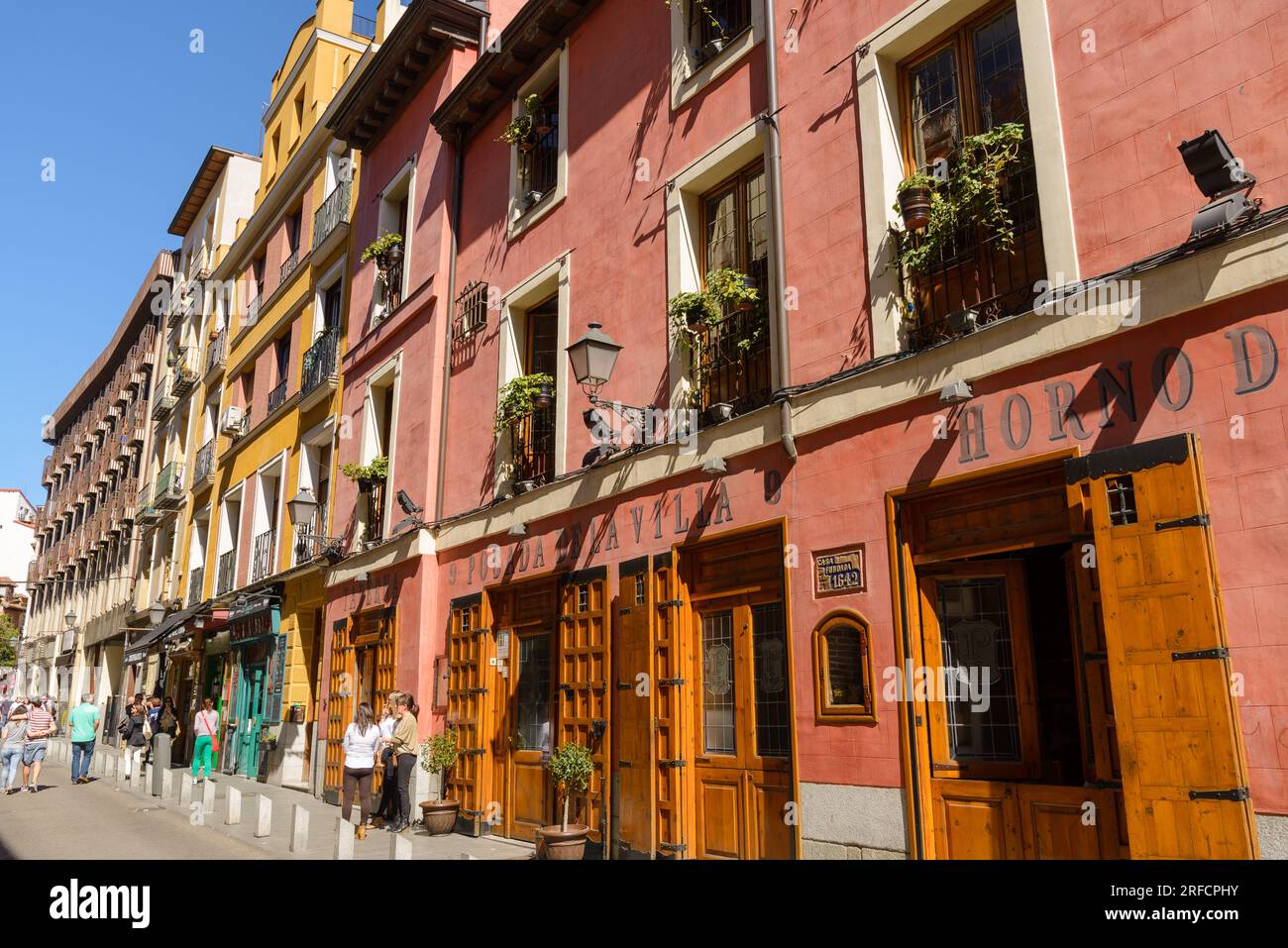 Barre in Calle Cava Baja nel quartiere Latina, Madrid, Spagna Foto Stock
